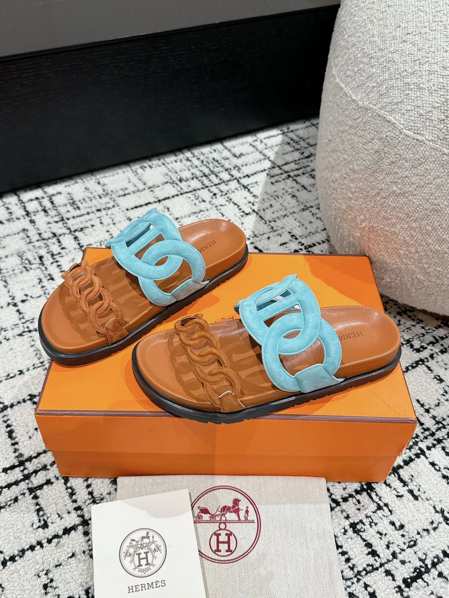 HERMES 新作豚鼻デザインの二舅ミュール ブルー - 画像 (4)