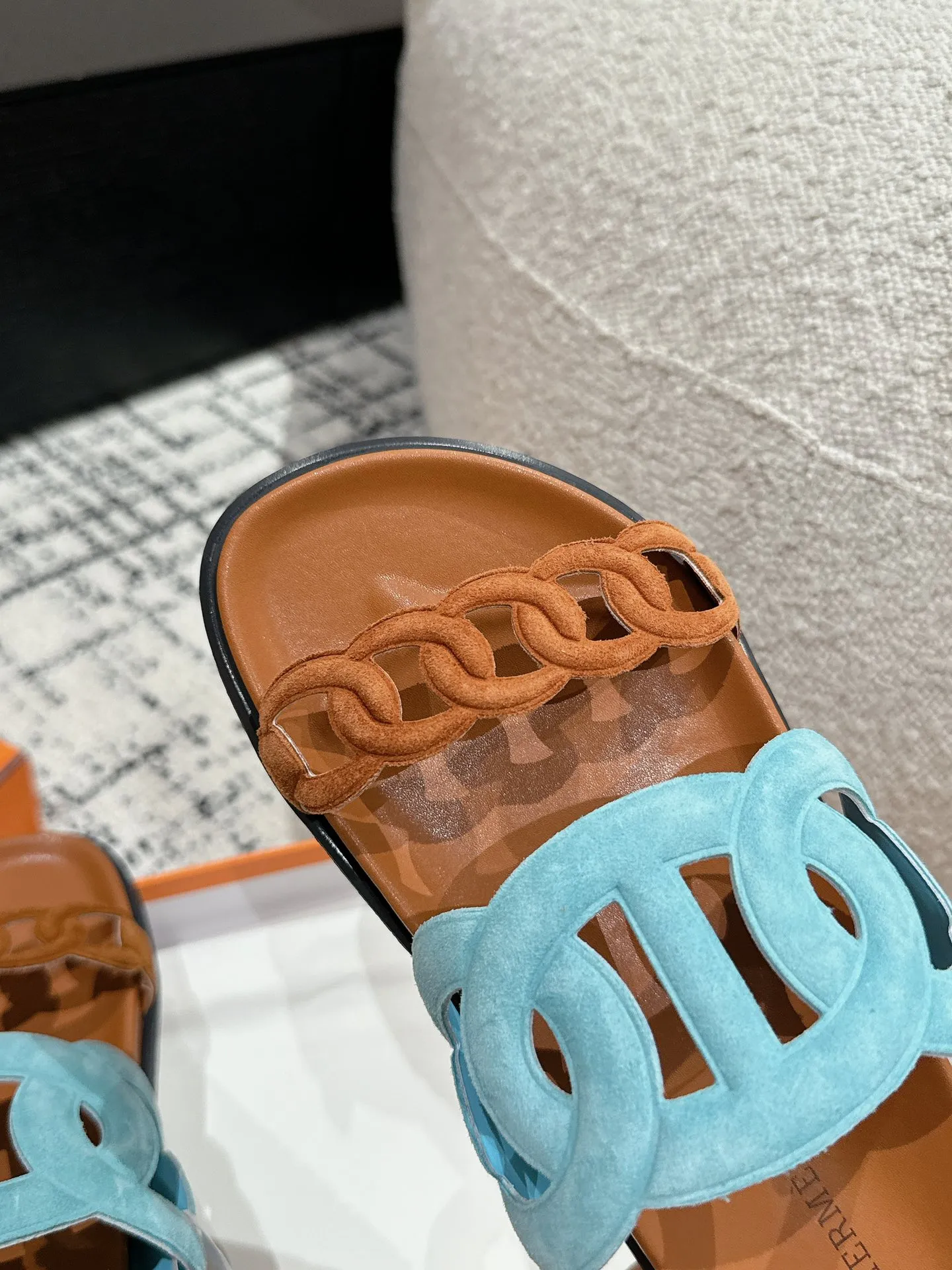 HERMES 新作豚鼻デザインの二舅ミュール ブルー - 画像 (8)