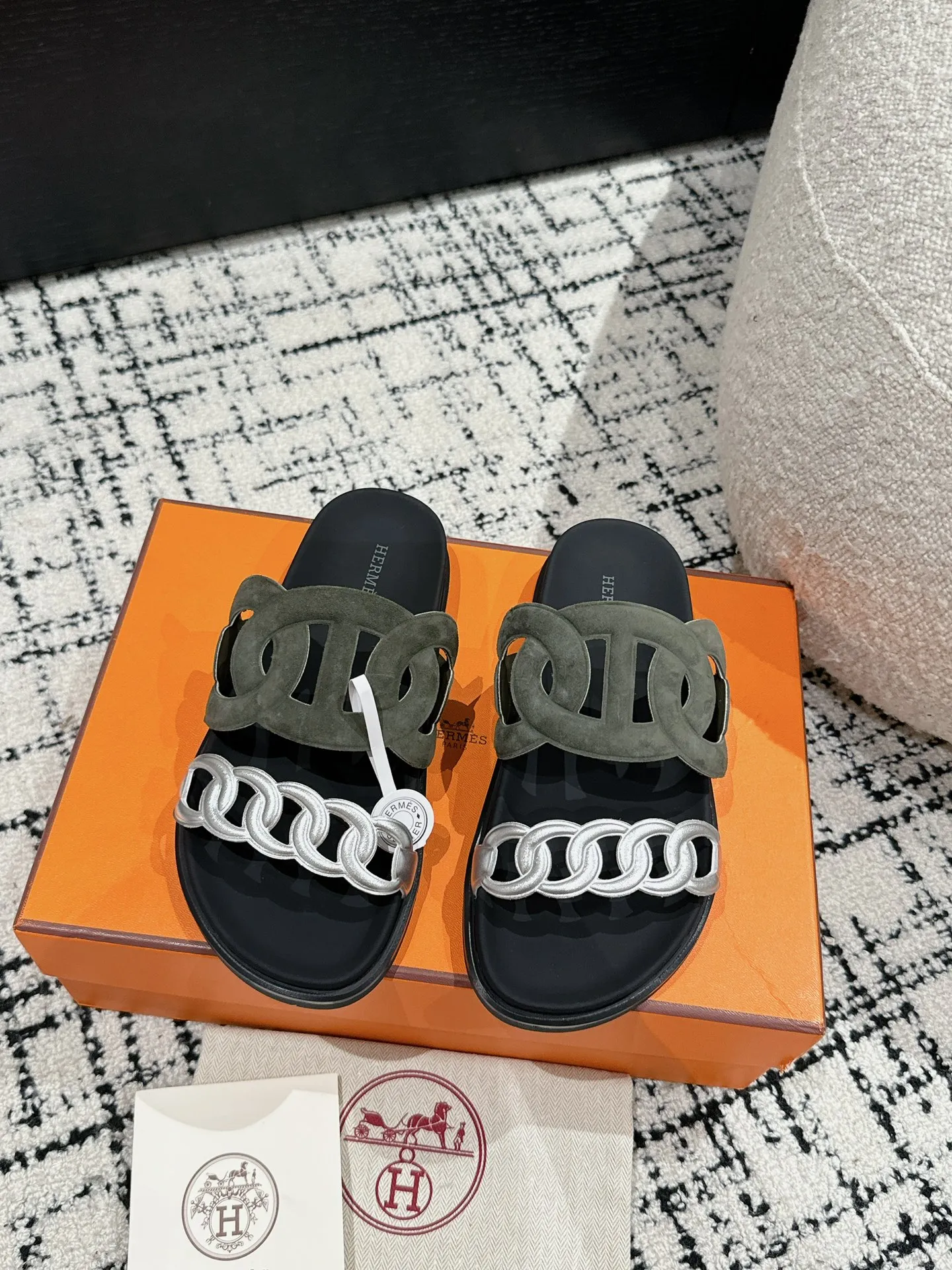 HERMES 新作豚鼻デザインの二舅ミュール 緑色