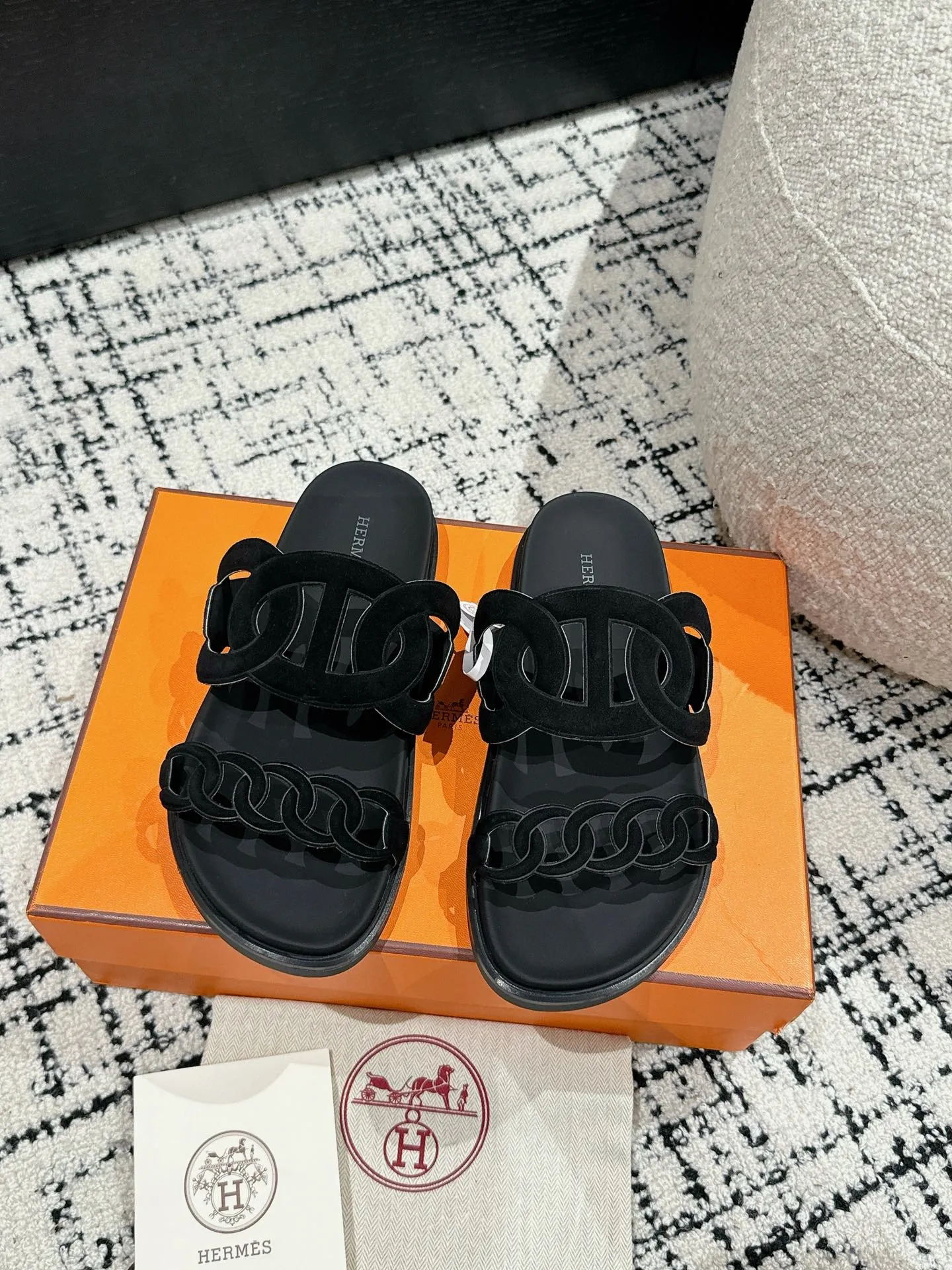 HERMES 新作豚鼻デザインの二舅ミュール ブラック