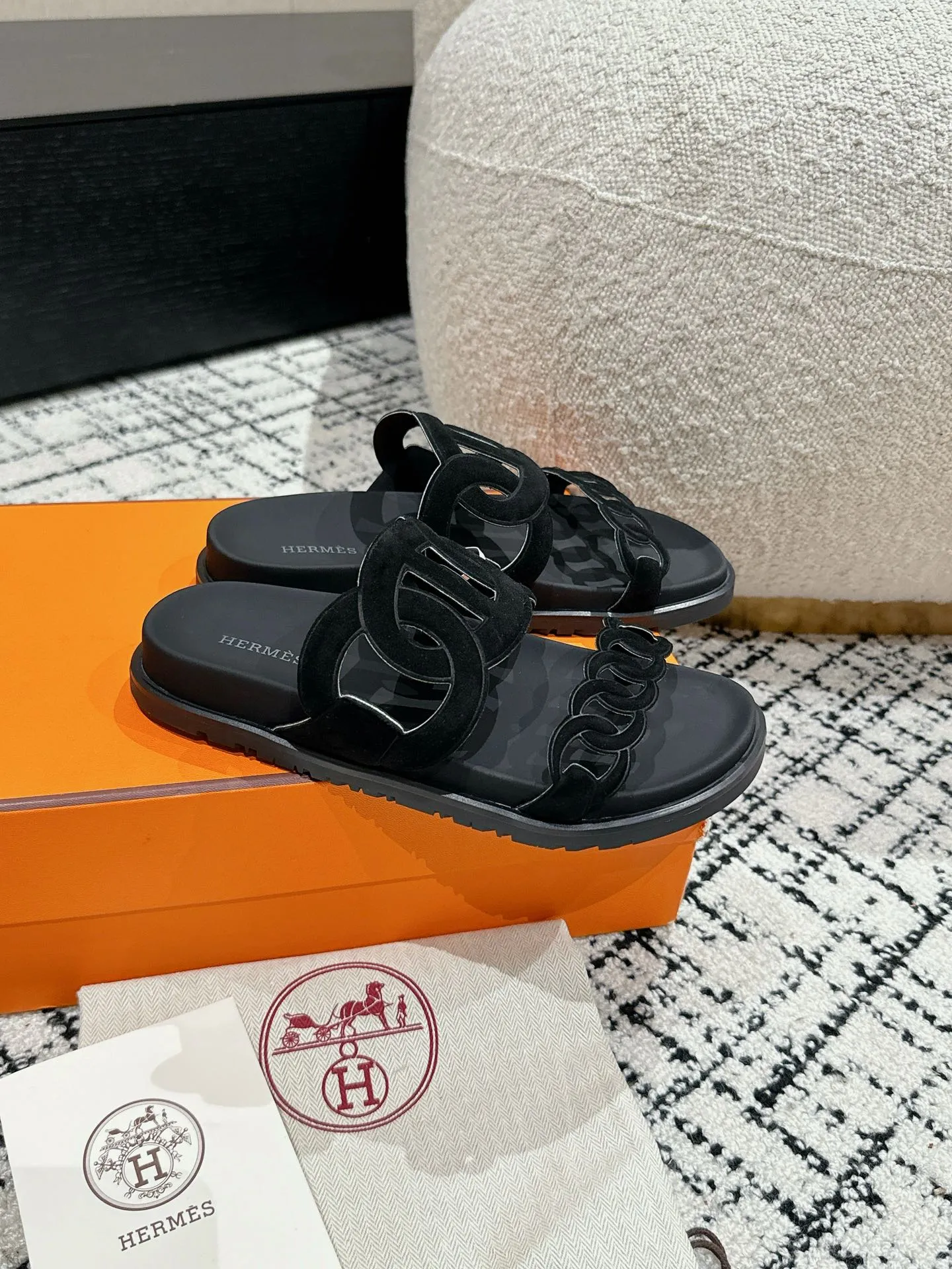 HERMES 新作豚鼻デザインの二舅ミュール ブラック - 画像 (3)