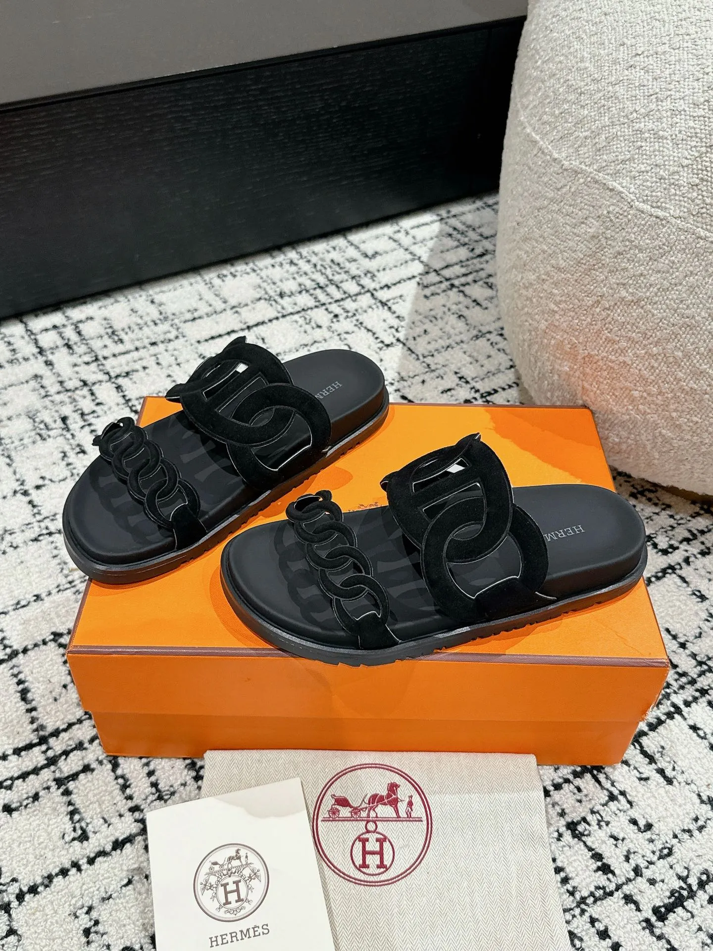 HERMES 新作豚鼻デザインの二舅ミュール ブラック - 画像 (4)