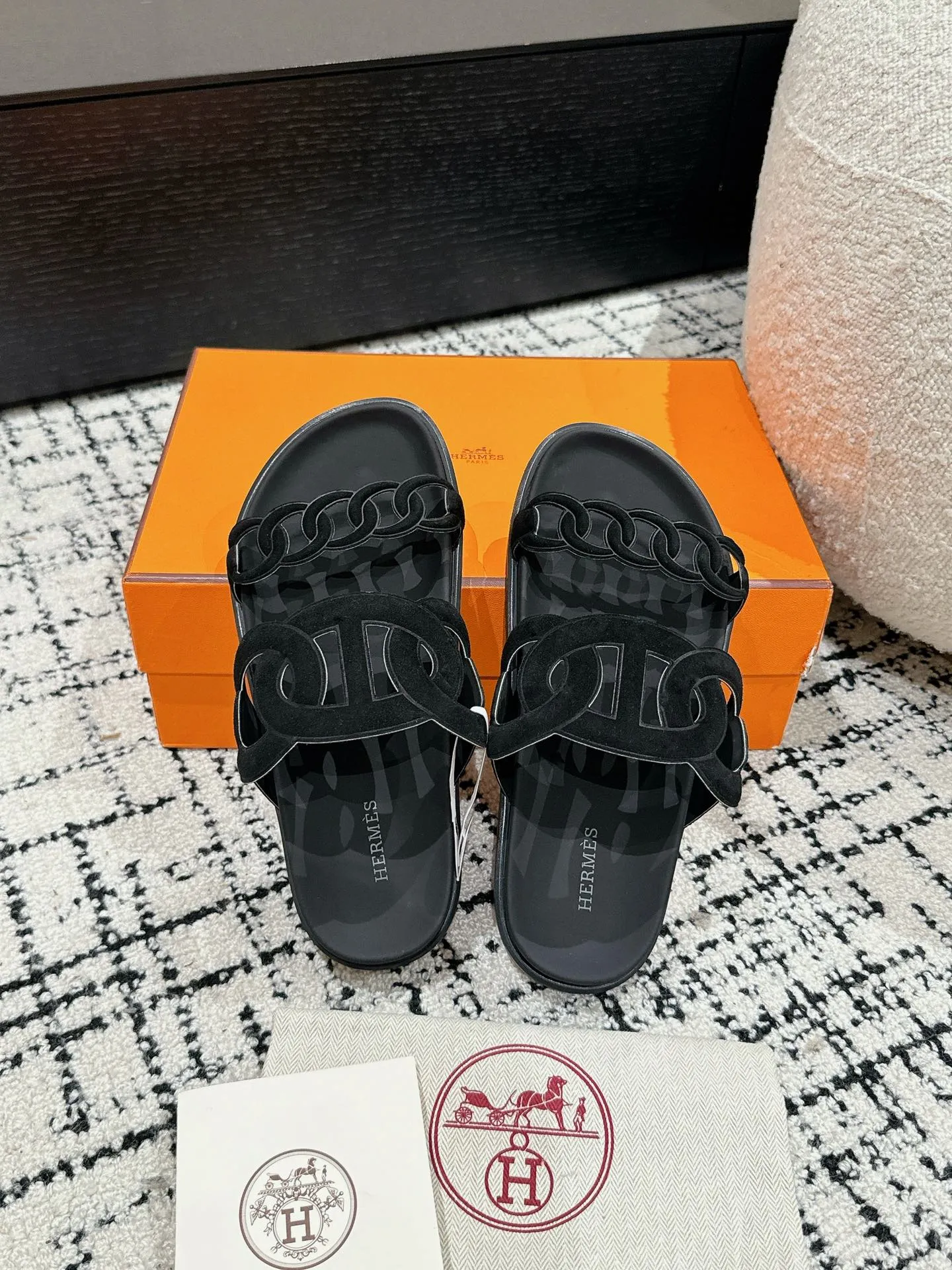 HERMES 新作豚鼻デザインの二舅ミュール ブラック - 画像 (5)