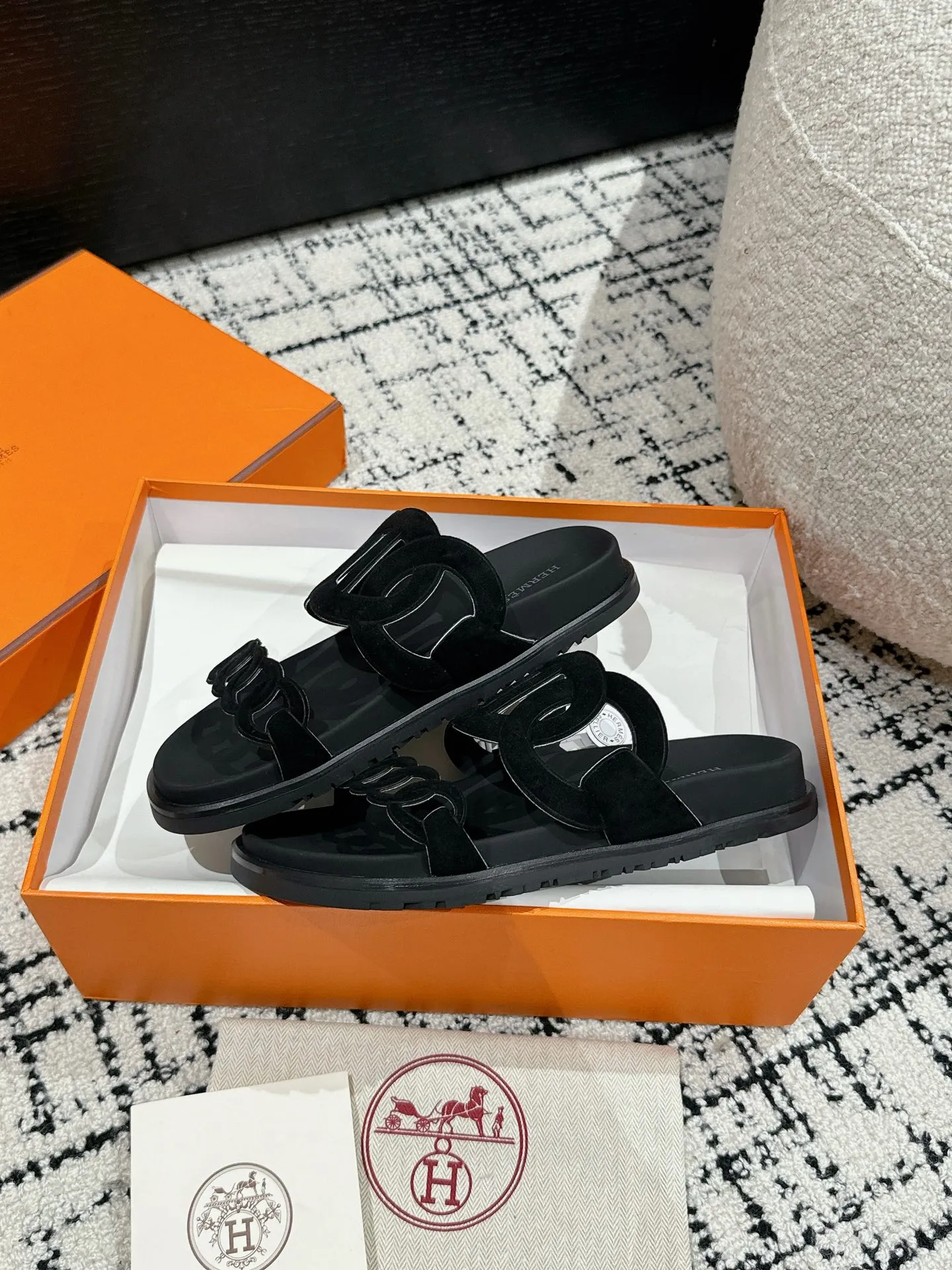HERMES 新作豚鼻デザインの二舅ミュール ブラック - 画像 (6)