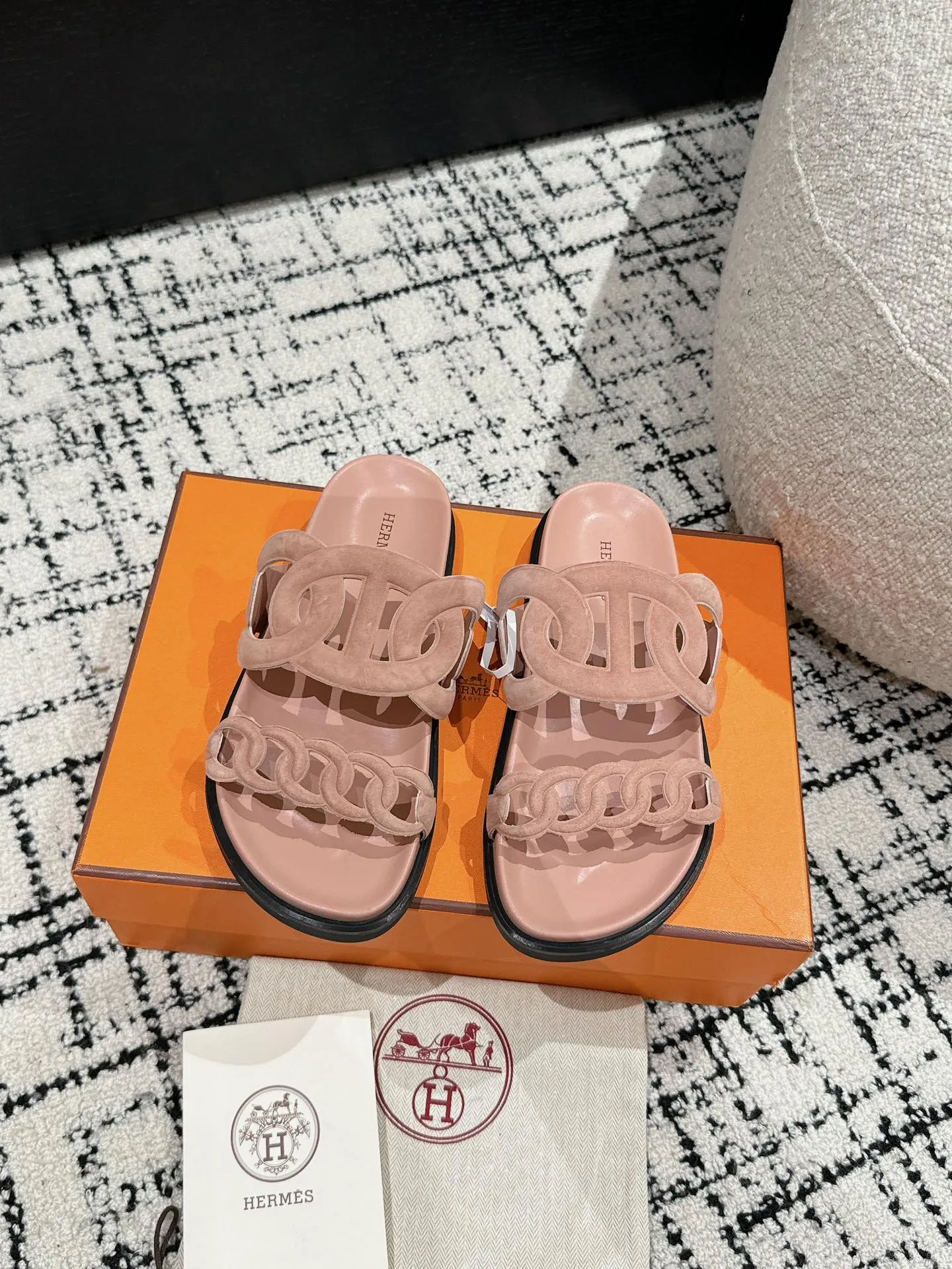 HERMES 新作豚鼻デザインの二舅ミュール ピンク