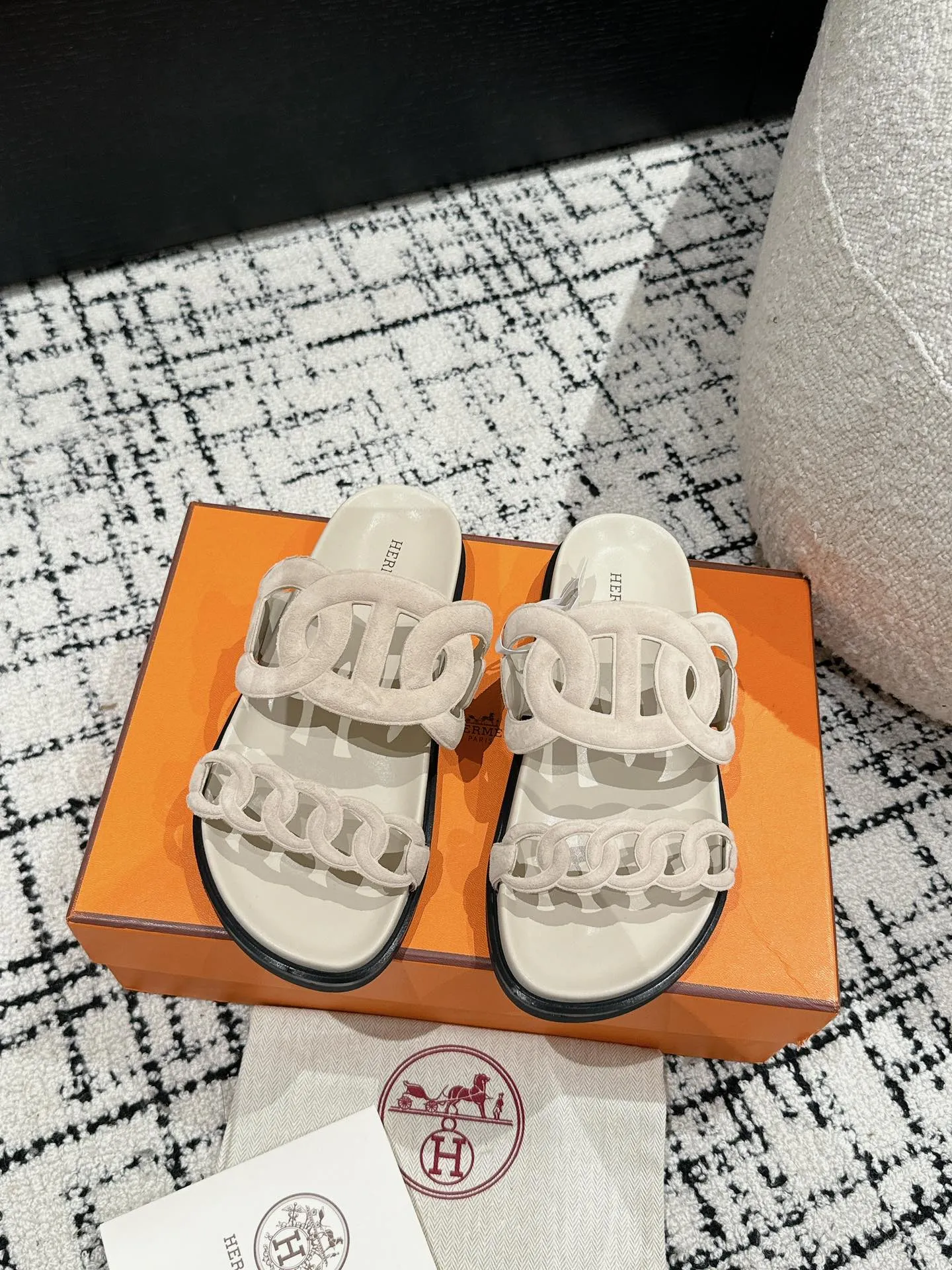 HERMES 新作豚鼻デザインの二舅ミュール ベージュ