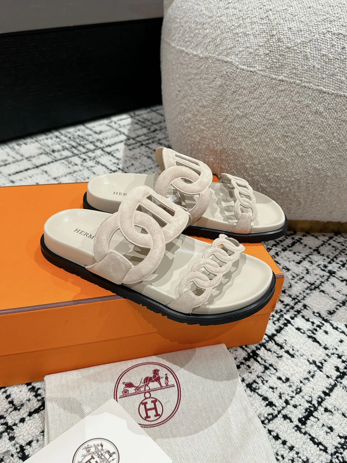 HERMES 新作豚鼻デザインの二舅ミュール ベージュ - 画像 (3)