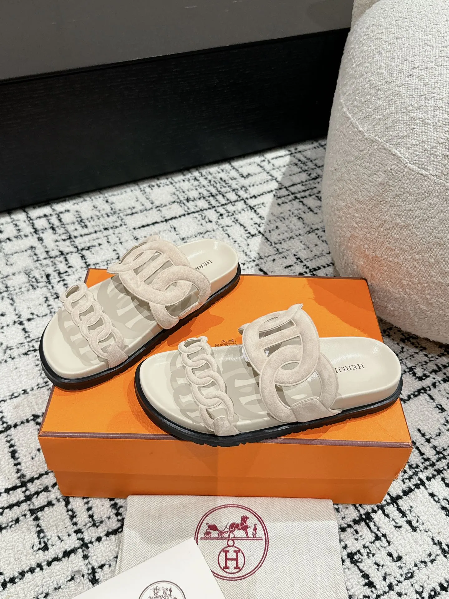 HERMES 新作豚鼻デザインの二舅ミュール ベージュ - 画像 (4)