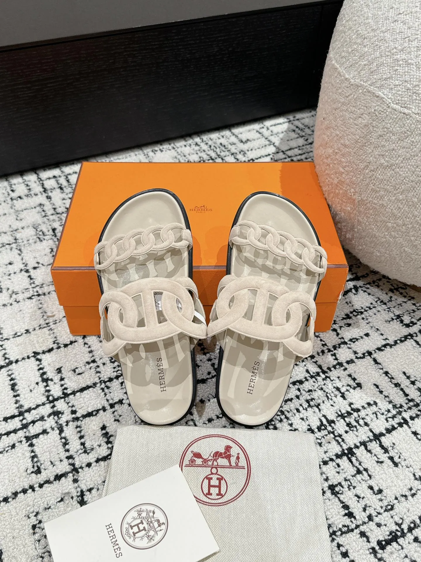 HERMES 新作豚鼻デザインの二舅ミュール ベージュ - 画像 (5)