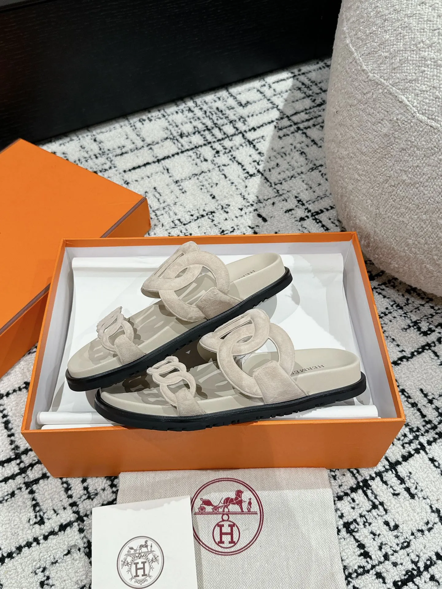 HERMES 新作豚鼻デザインの二舅ミュール ベージュ - 画像 (6)