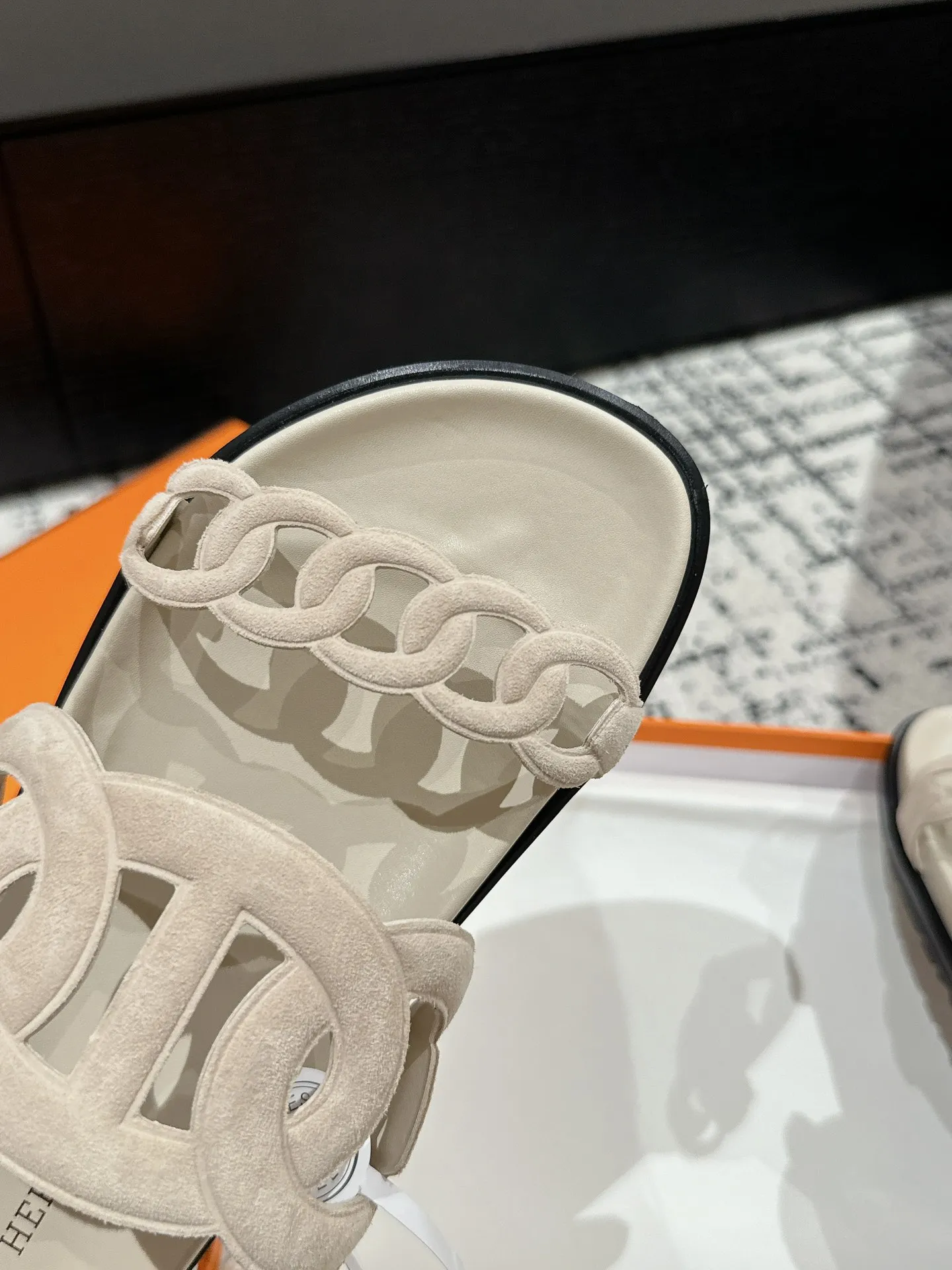 HERMES 新作豚鼻デザインの二舅ミュール ベージュ - 画像 (7)