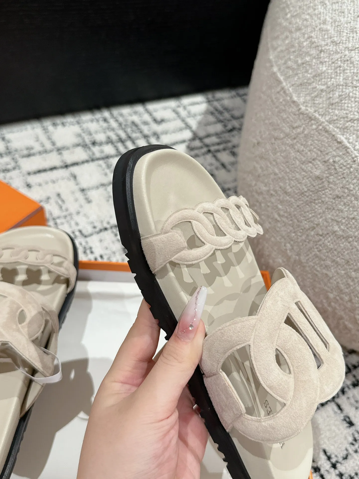 HERMES 新作豚鼻デザインの二舅ミュール ベージュ - 画像 (8)