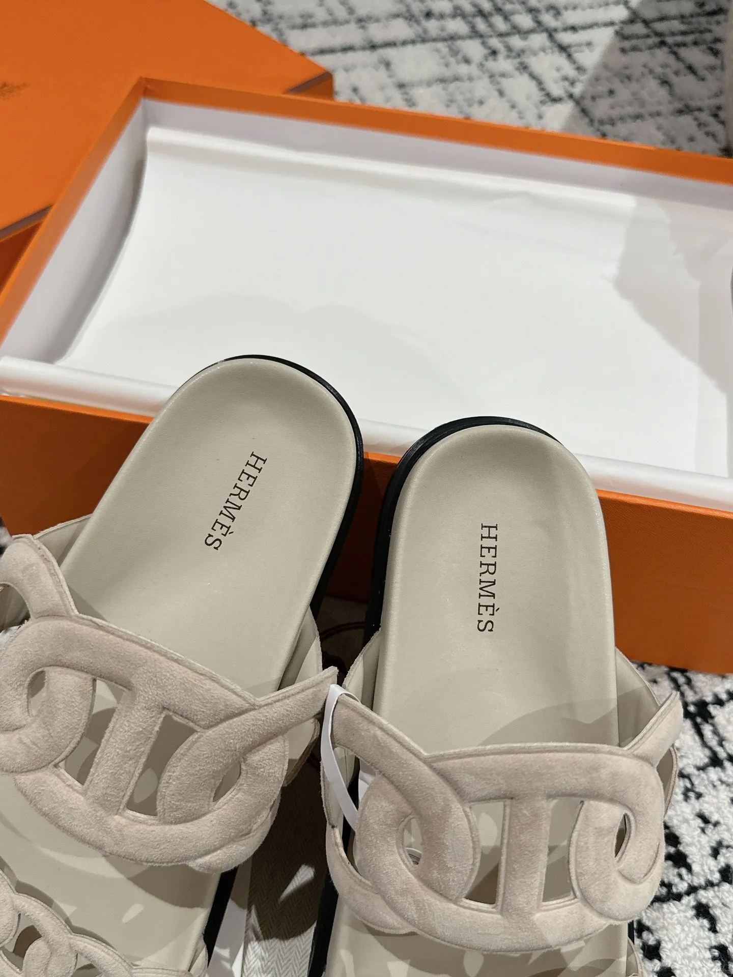 HERMES 新作豚鼻デザインの二舅ミュール ベージュ - 画像 (9)