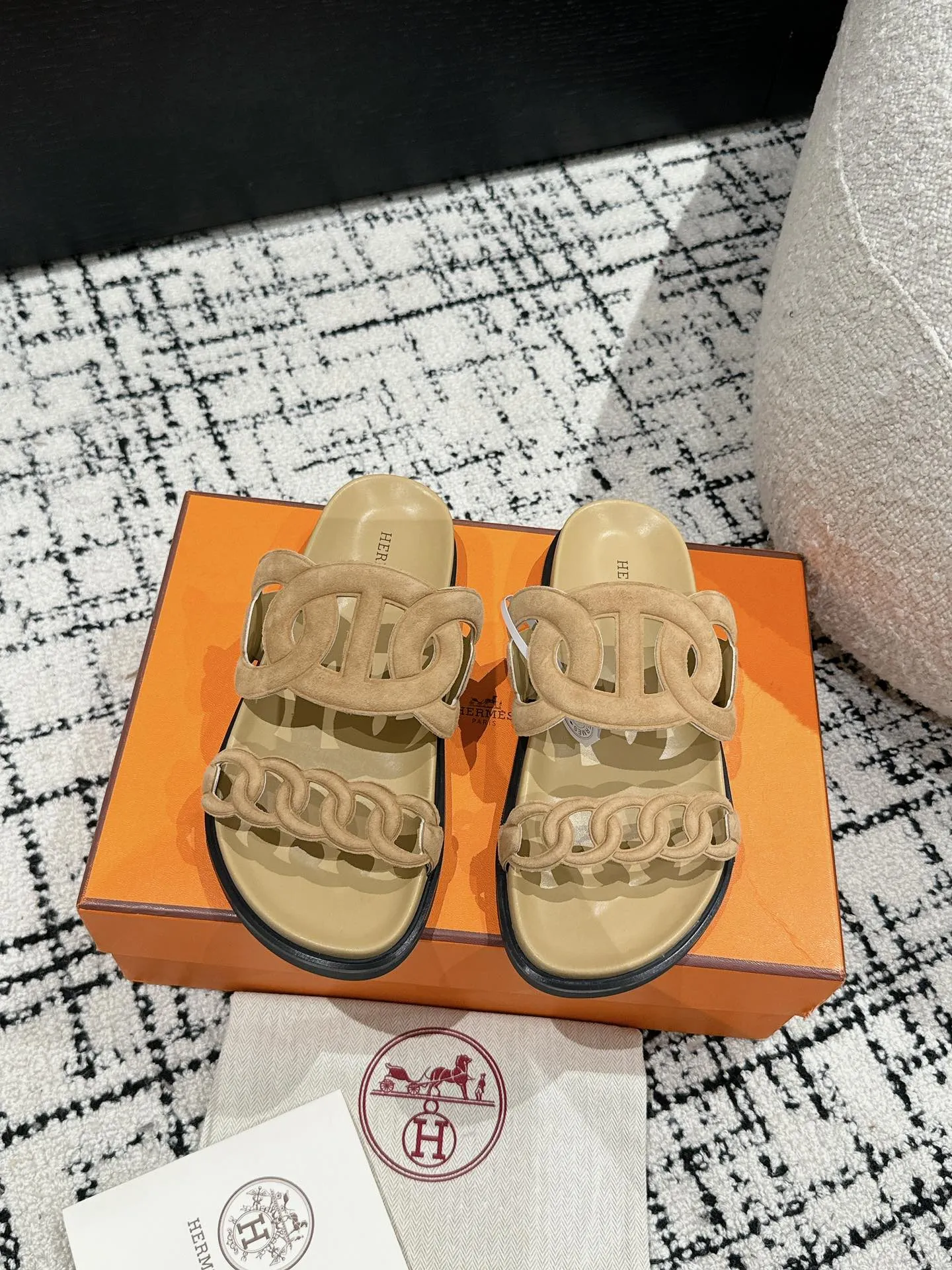 HERMES 新作豚鼻デザインの二舅ミュール ベージュ