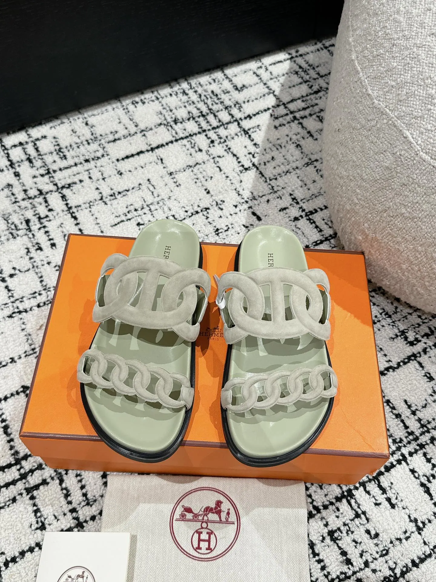 HERMES 新作豚鼻デザインの二舅ミュール ライトグリーン