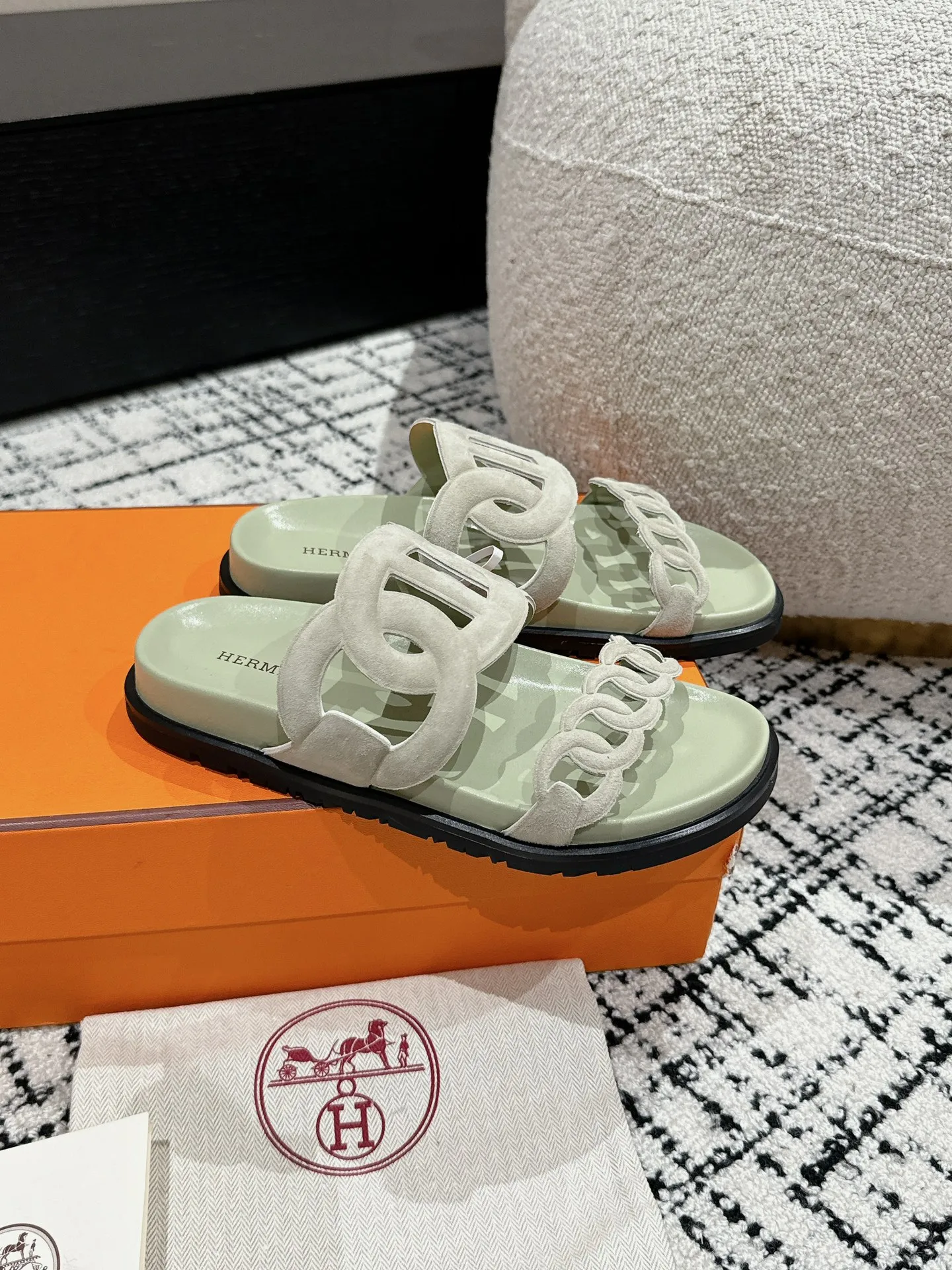 HERMES 新作豚鼻デザインの二舅ミュール ライトグリーン - 画像 (3)