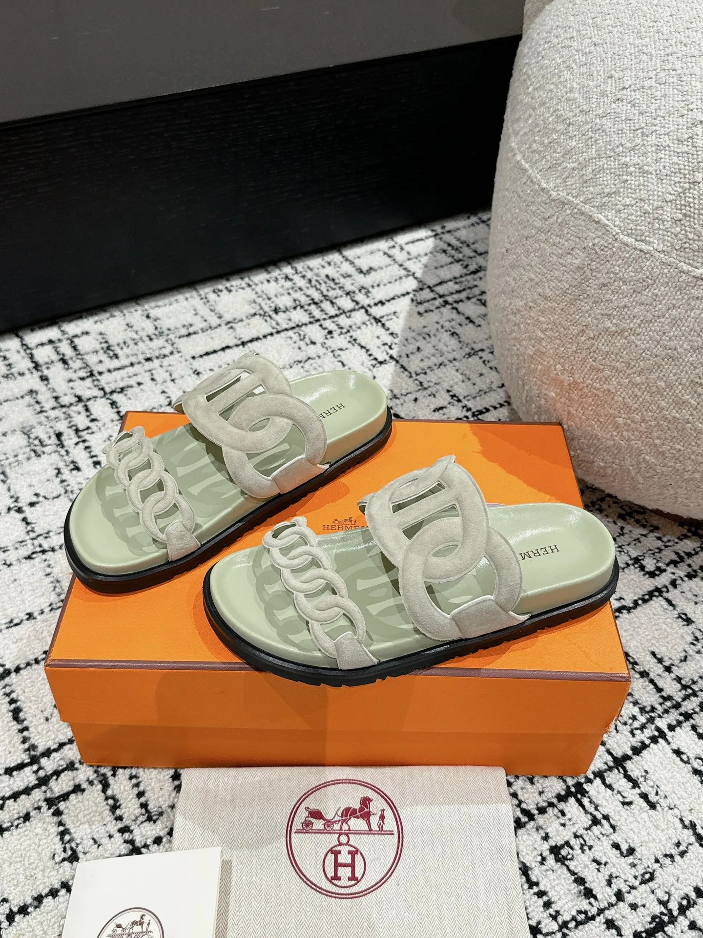 HERMES 新作豚鼻デザインの二舅ミュール ライトグリーン - 画像 (4)