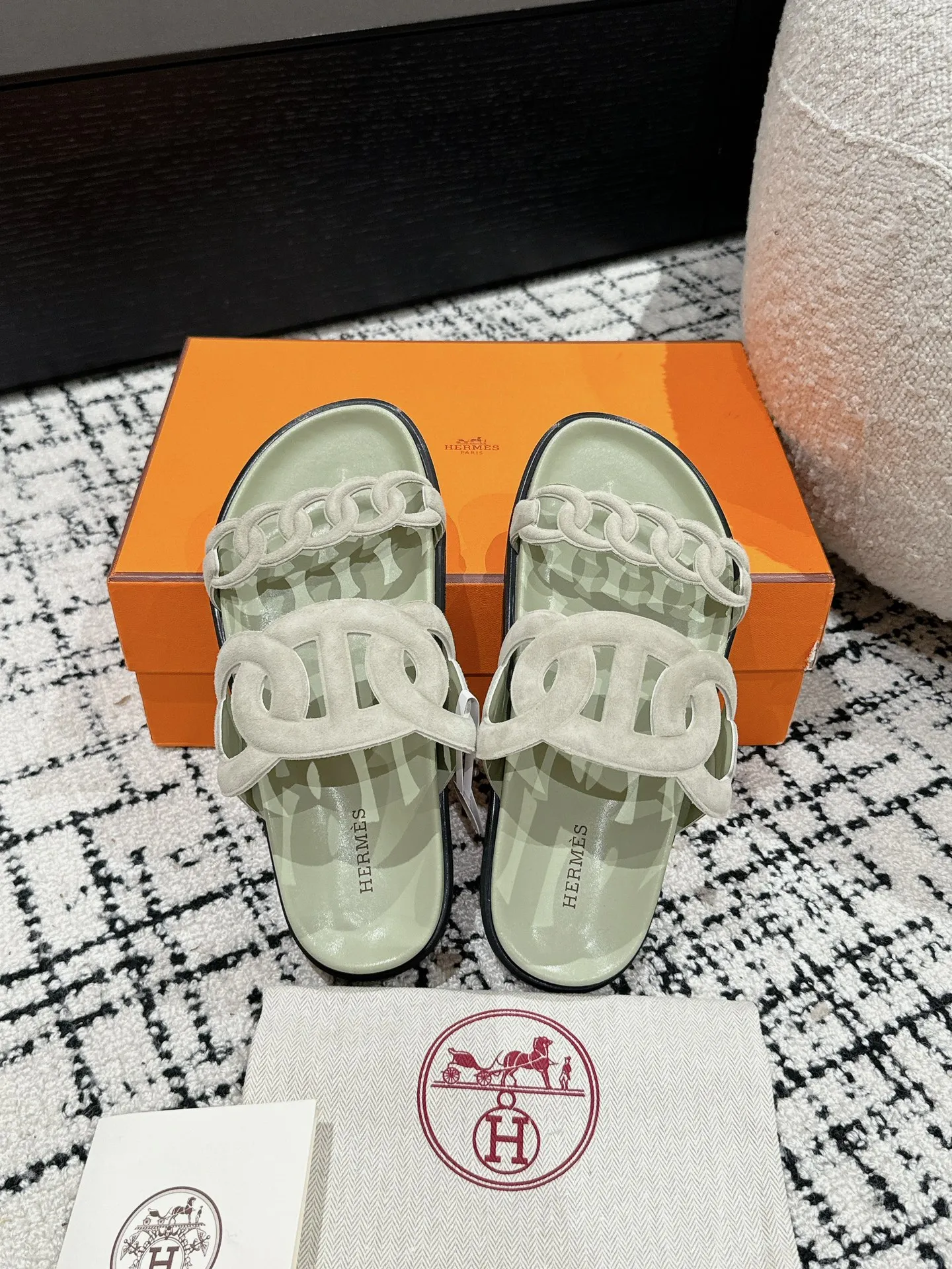 HERMES 新作豚鼻デザインの二舅ミュール ライトグリーン - 画像 (5)