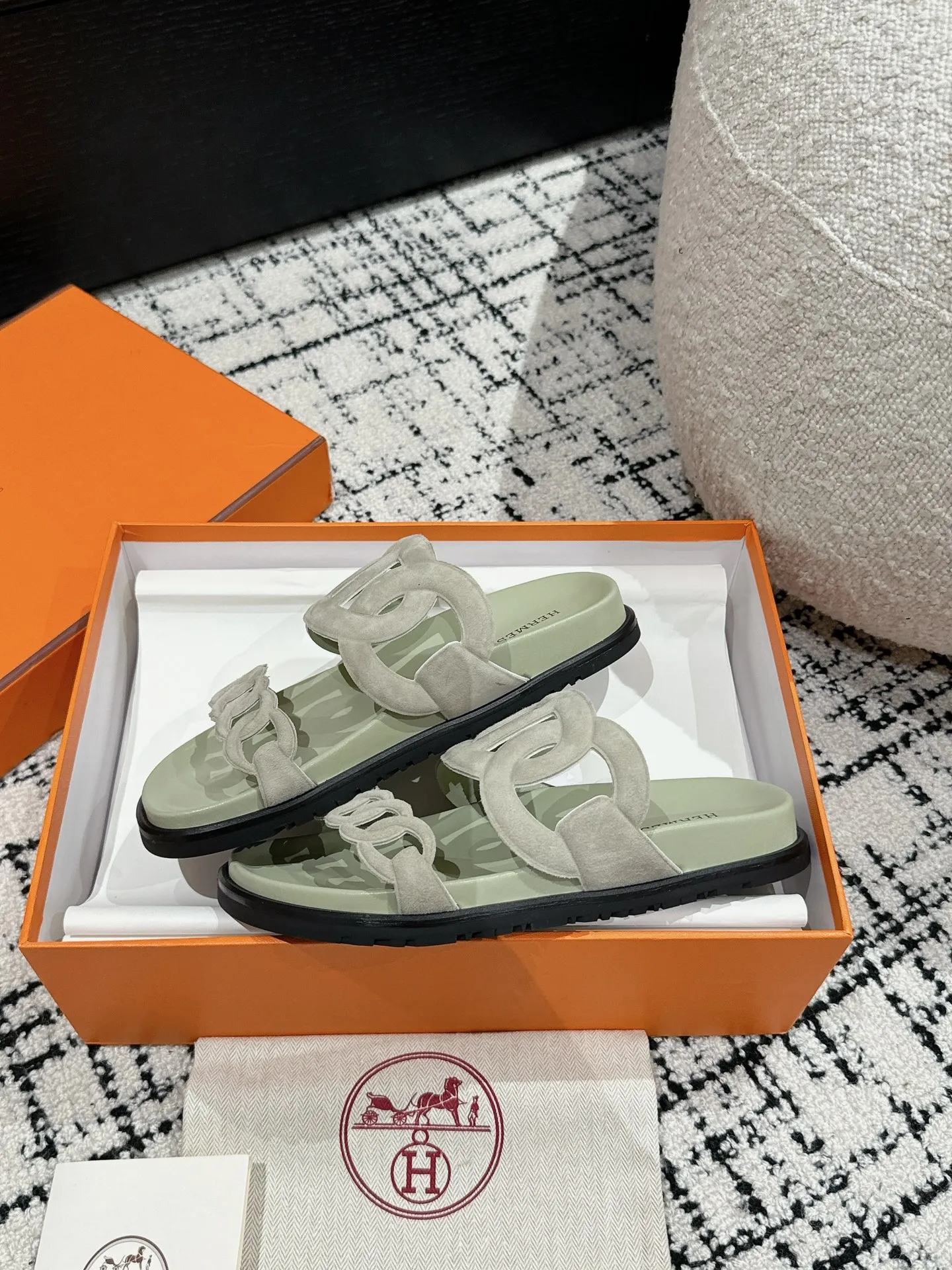 HERMES 新作豚鼻デザインの二舅ミュール ライトグリーン - 画像 (6)