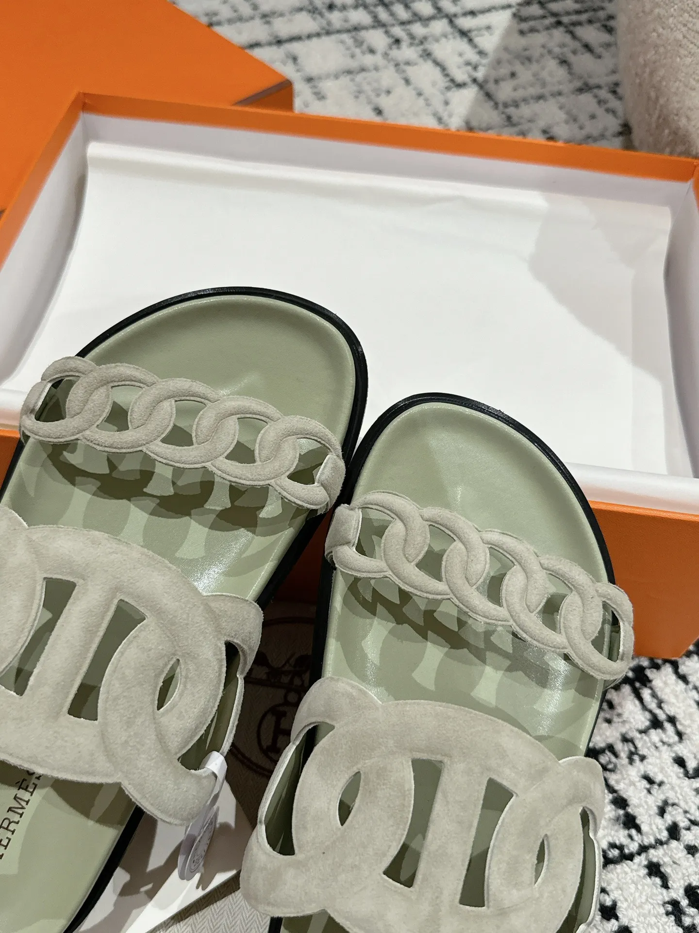 HERMES 新作豚鼻デザインの二舅ミュール ライトグリーン - 画像 (7)