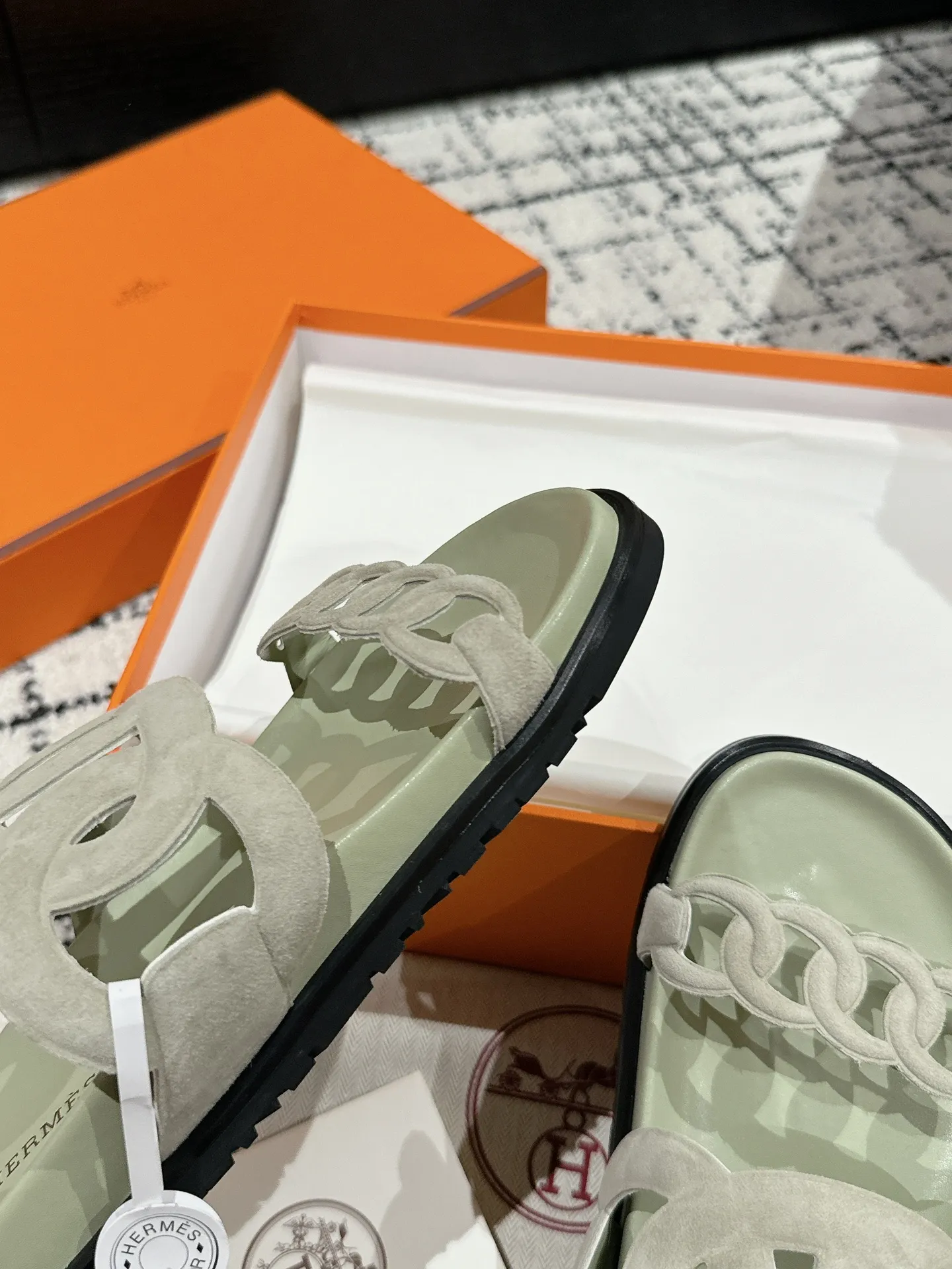 HERMES 新作豚鼻デザインの二舅ミュール ライトグリーン - 画像 (8)