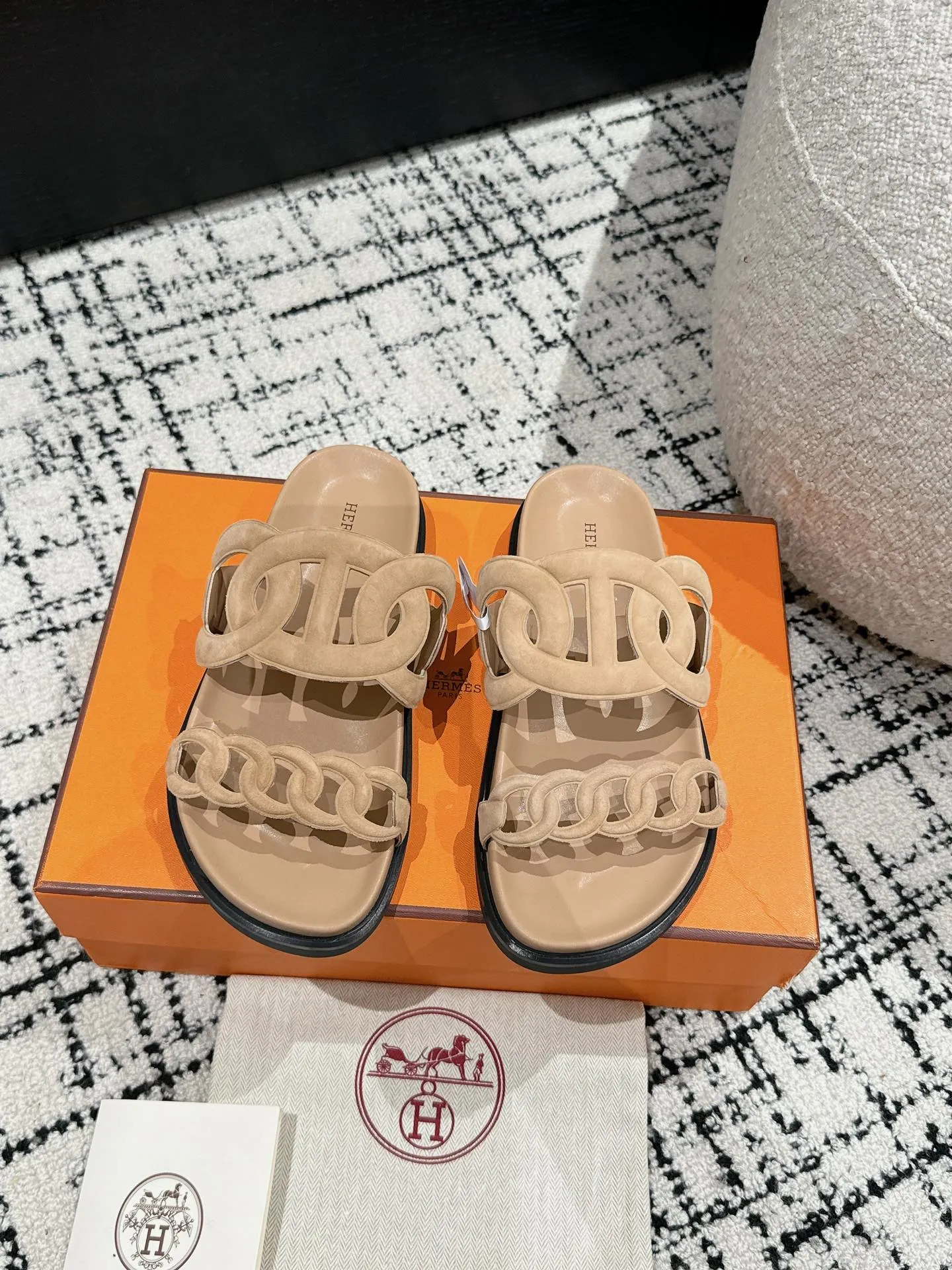 HERMES 新作豚鼻デザインの二舅ミュール ベージュ