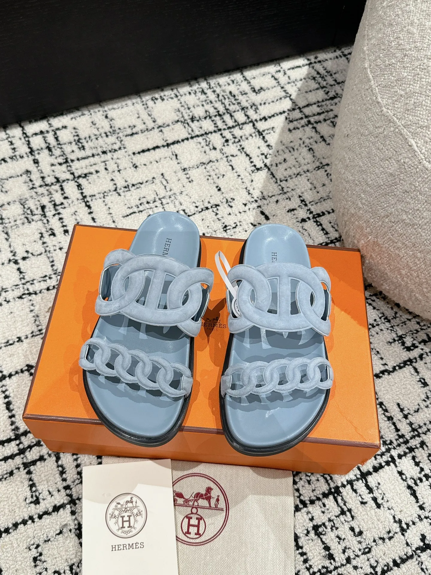 HERMES 新作豚鼻デザインの二舅ミュール ブルー