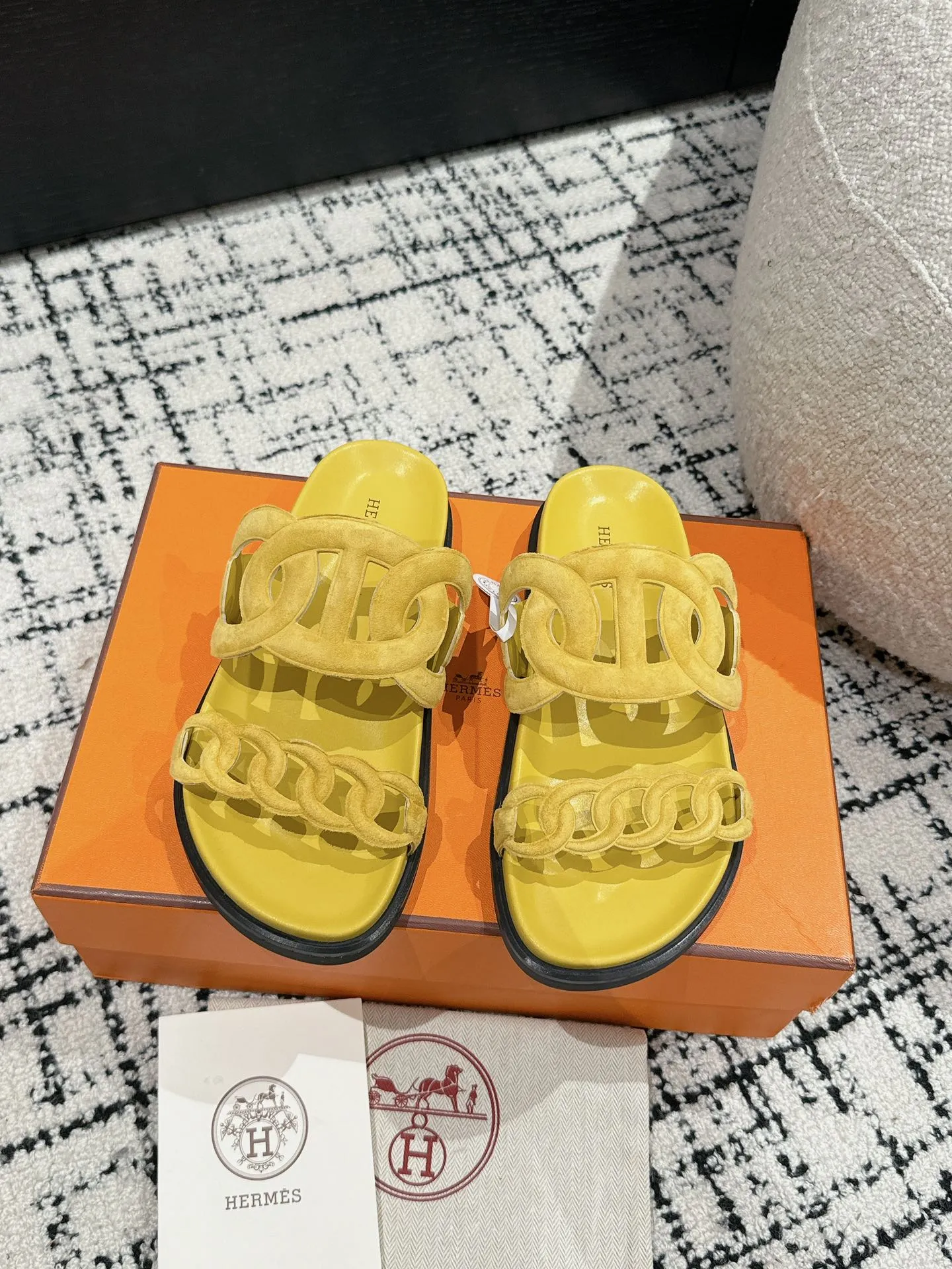 HERMES 新作豚鼻デザインの二舅ミュール イエロー