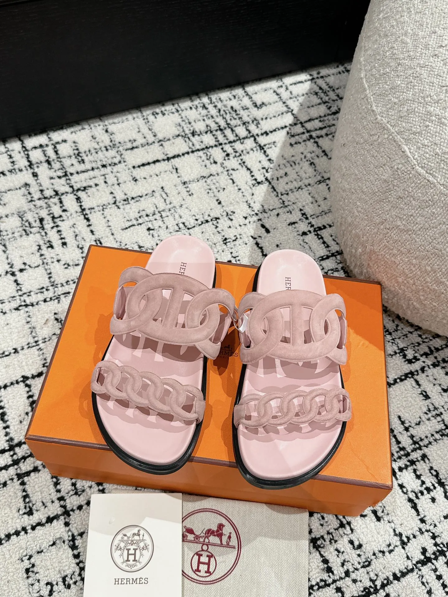 HERMES 新作豚鼻デザインの二舅ミュール ピンク