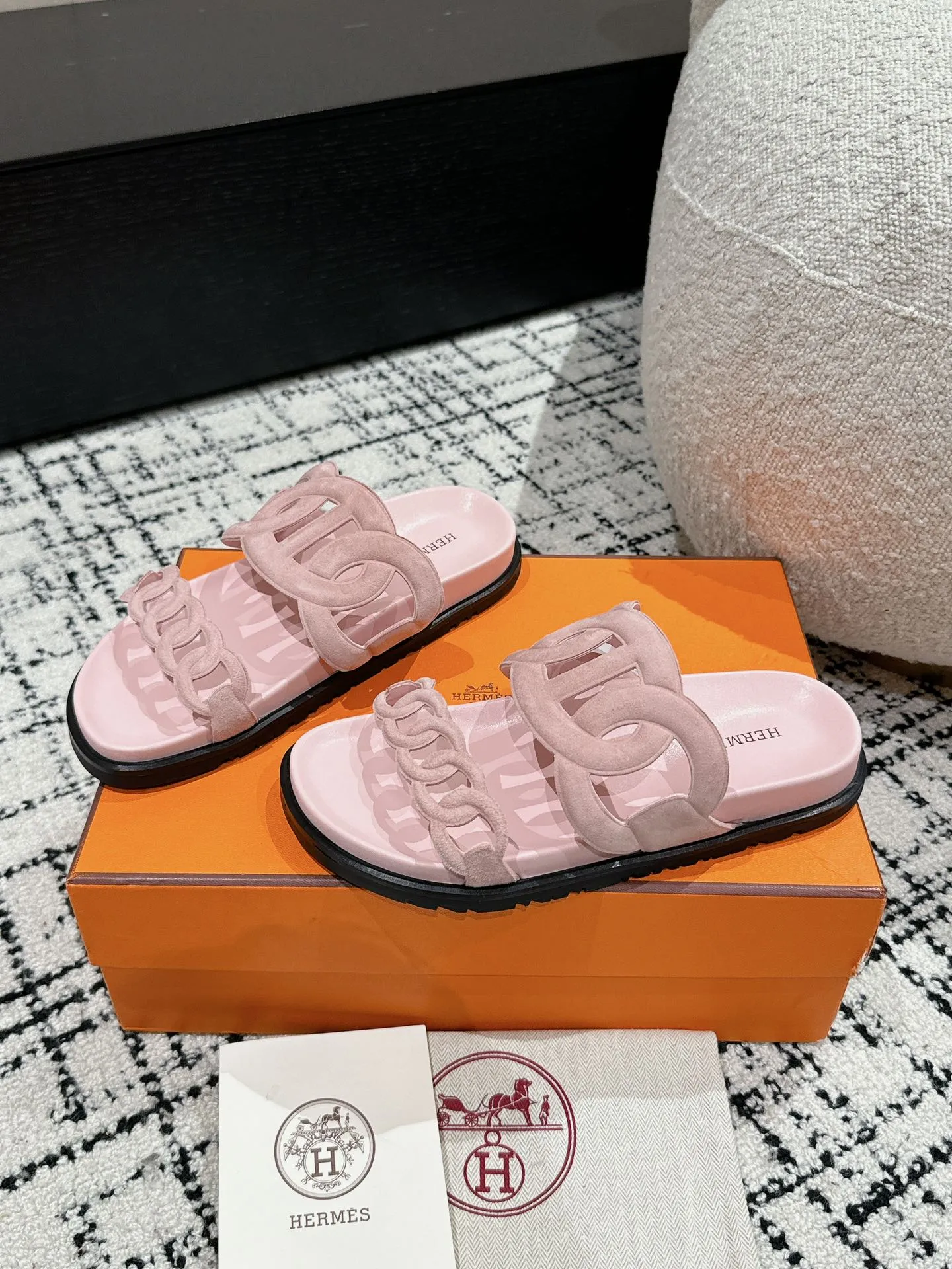 HERMES 新作豚鼻デザインの二舅ミュール ピンク - 画像 (4)