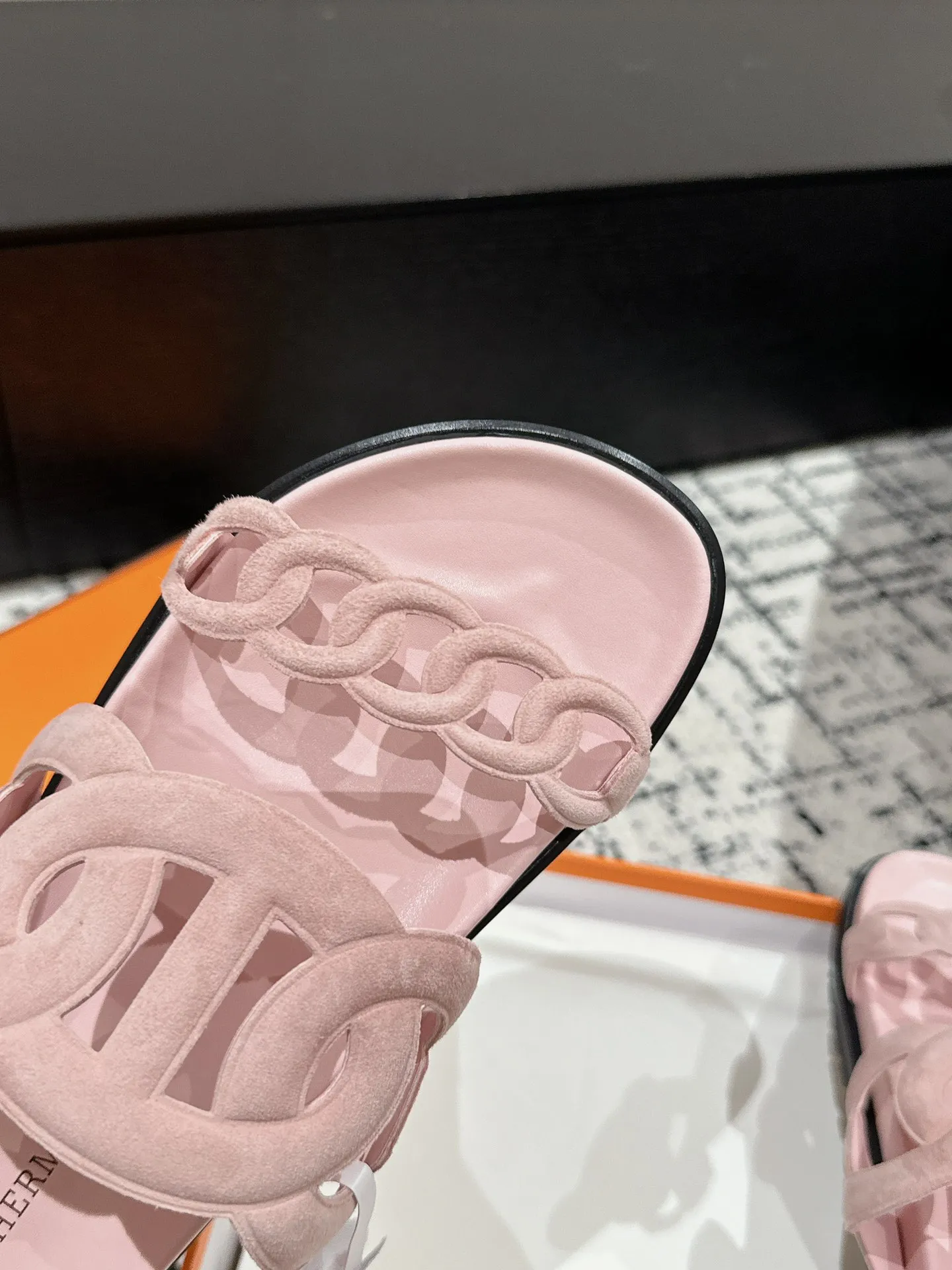 HERMES 新作豚鼻デザインの二舅ミュール ピンク - 画像 (7)