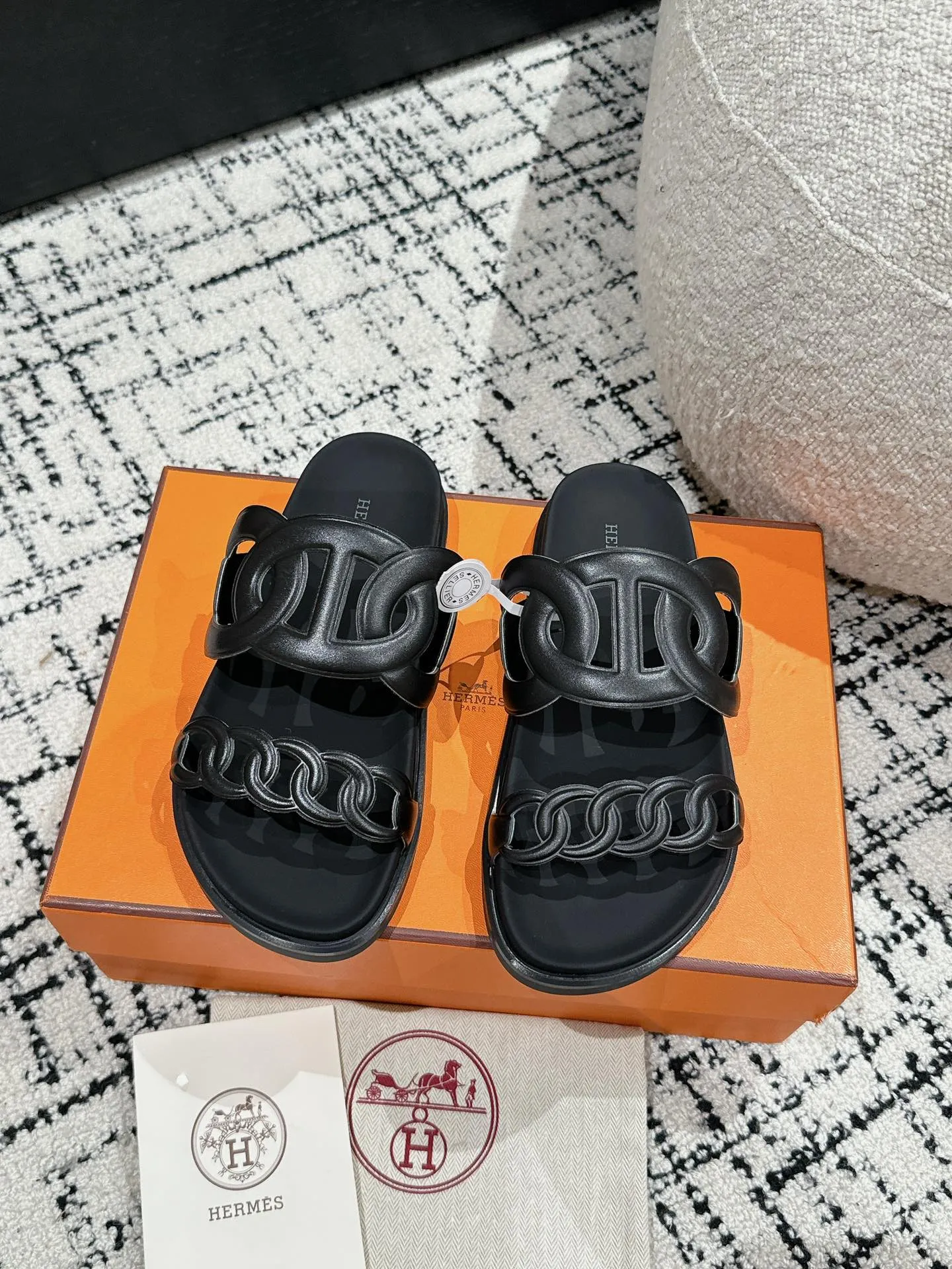 HERMES 新作豚鼻デザインの二舅ミュール ブラック