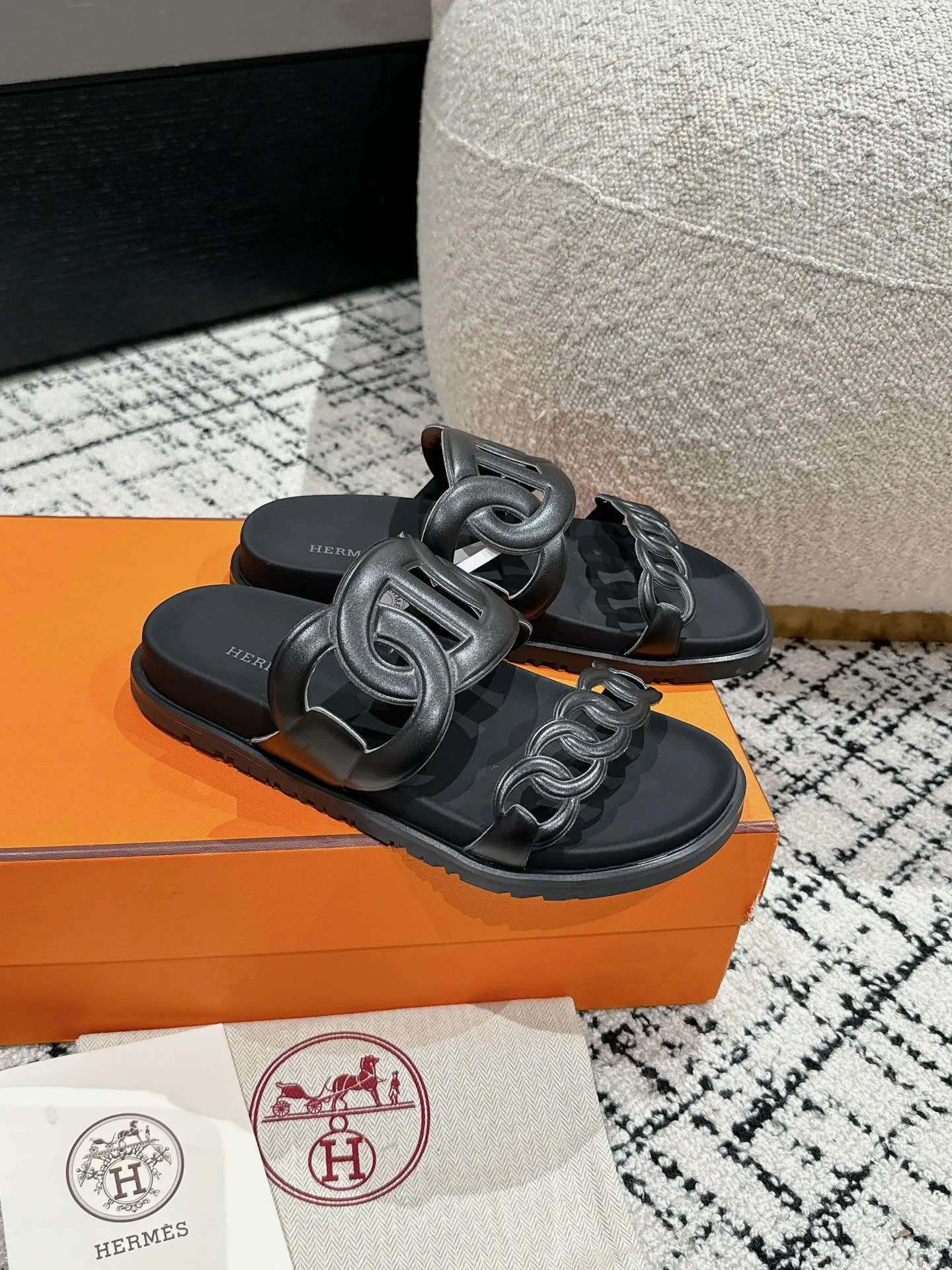 HERMES 新作豚鼻デザインの二舅ミュール ブラック - 画像 (3)