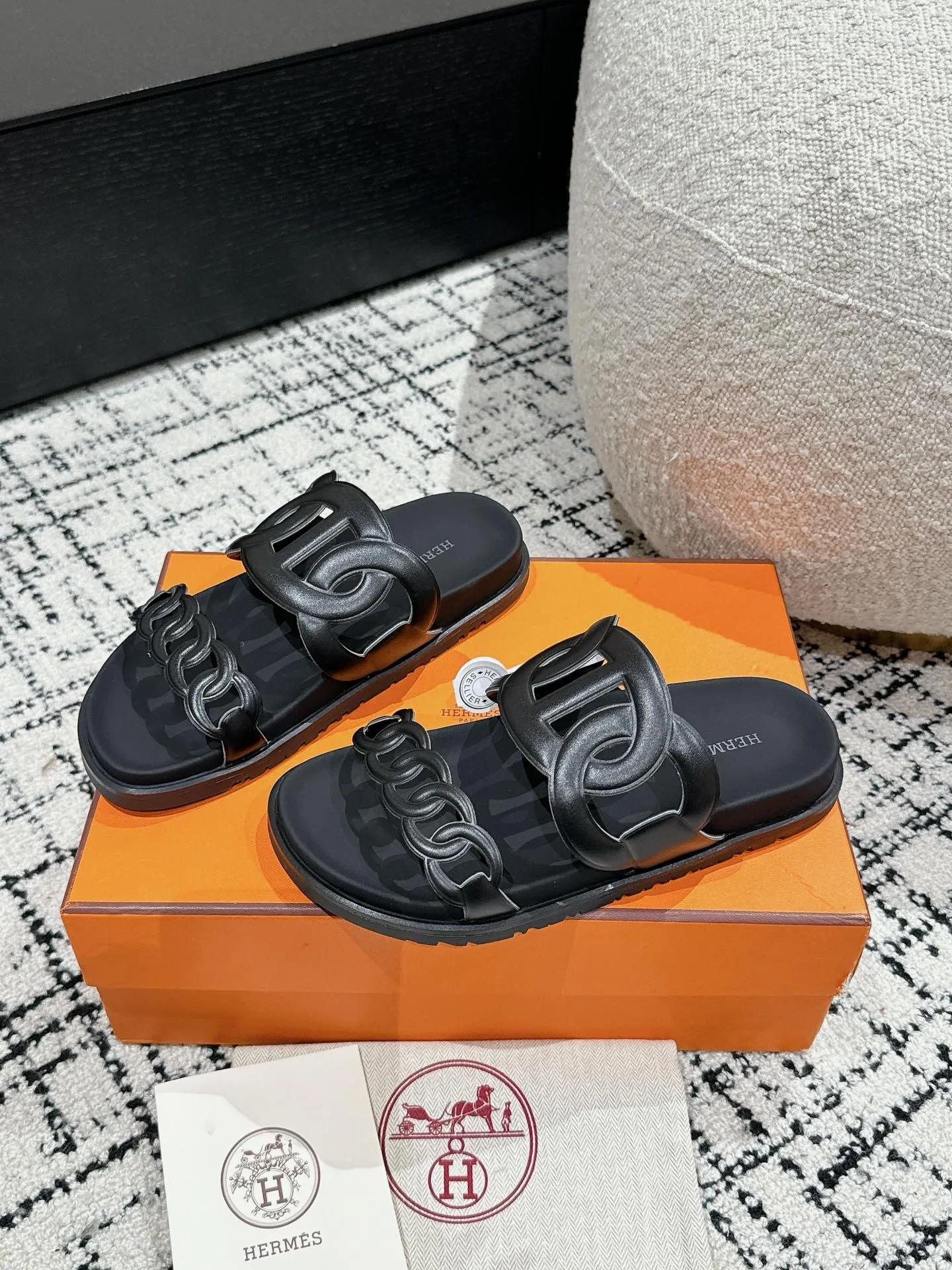 HERMES 新作豚鼻デザインの二舅ミュール ブラック - 画像 (4)