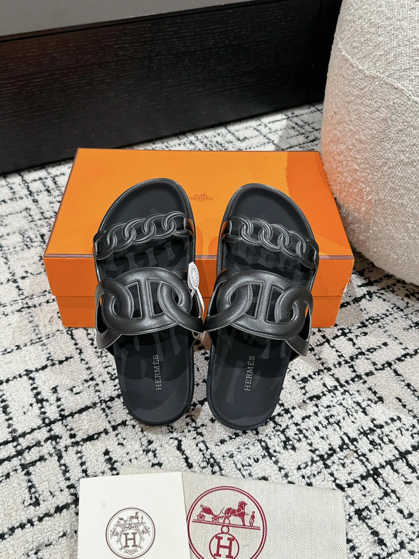 HERMES 新作豚鼻デザインの二舅ミュール ブラック - 画像 (5)