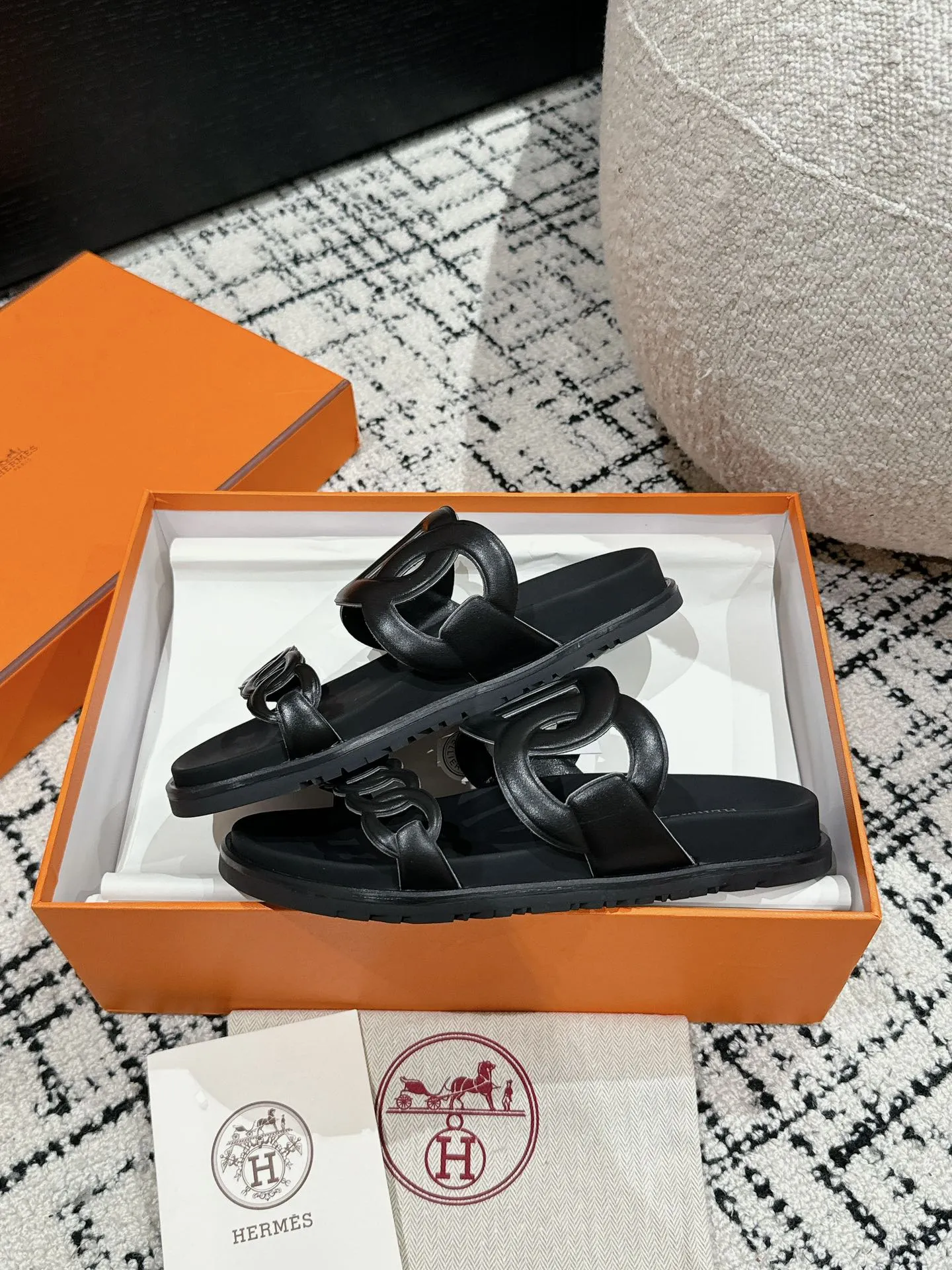 HERMES 新作豚鼻デザインの二舅ミュール ブラック - 画像 (6)