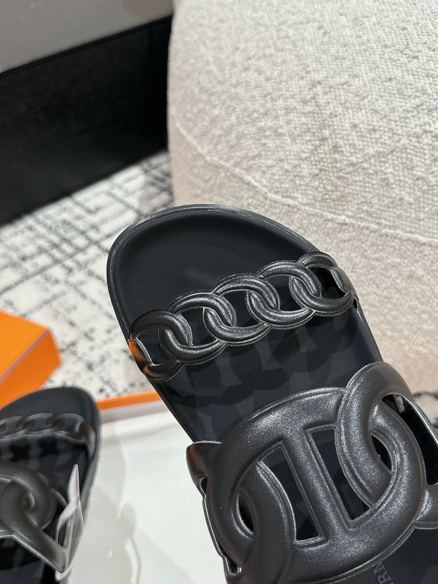 HERMES 新作豚鼻デザインの二舅ミュール ブラック - 画像 (7)