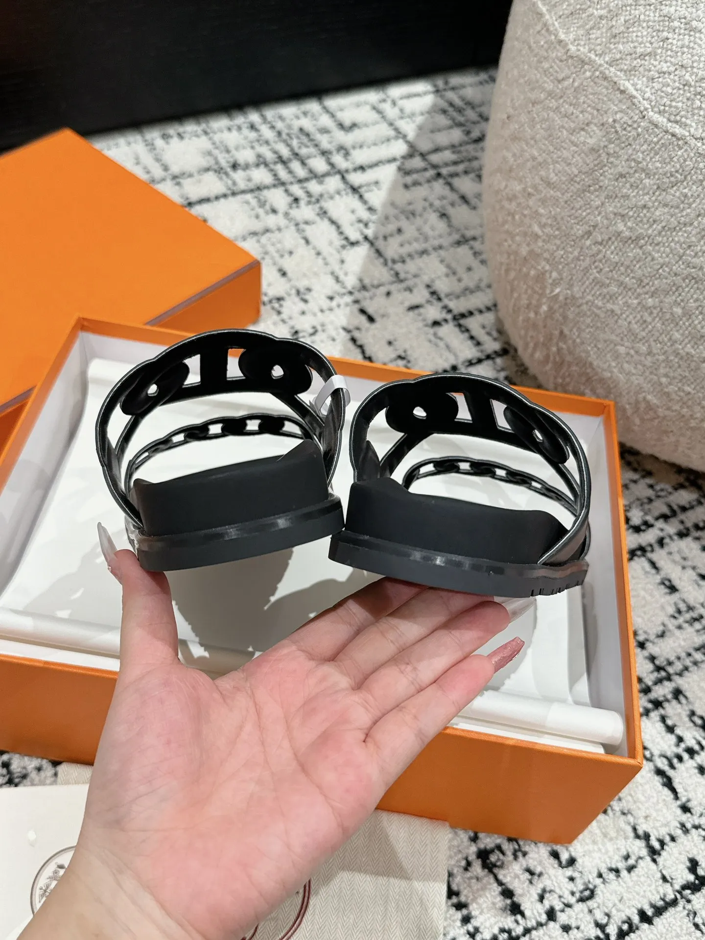 HERMES 新作豚鼻デザインの二舅ミュール ブラック - 画像 (8)