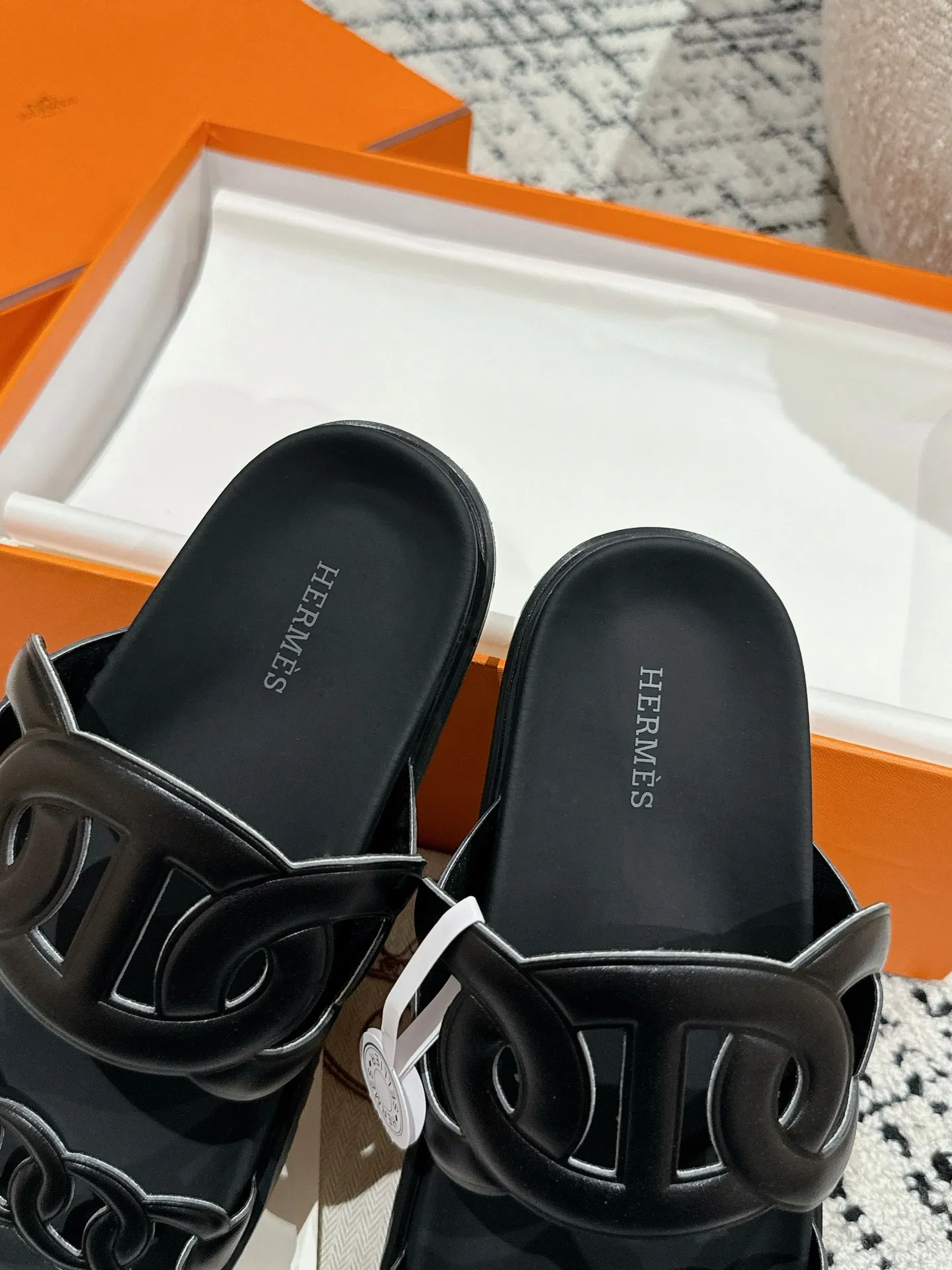 HERMES 新作豚鼻デザインの二舅ミュール ブラック - 画像 (9)