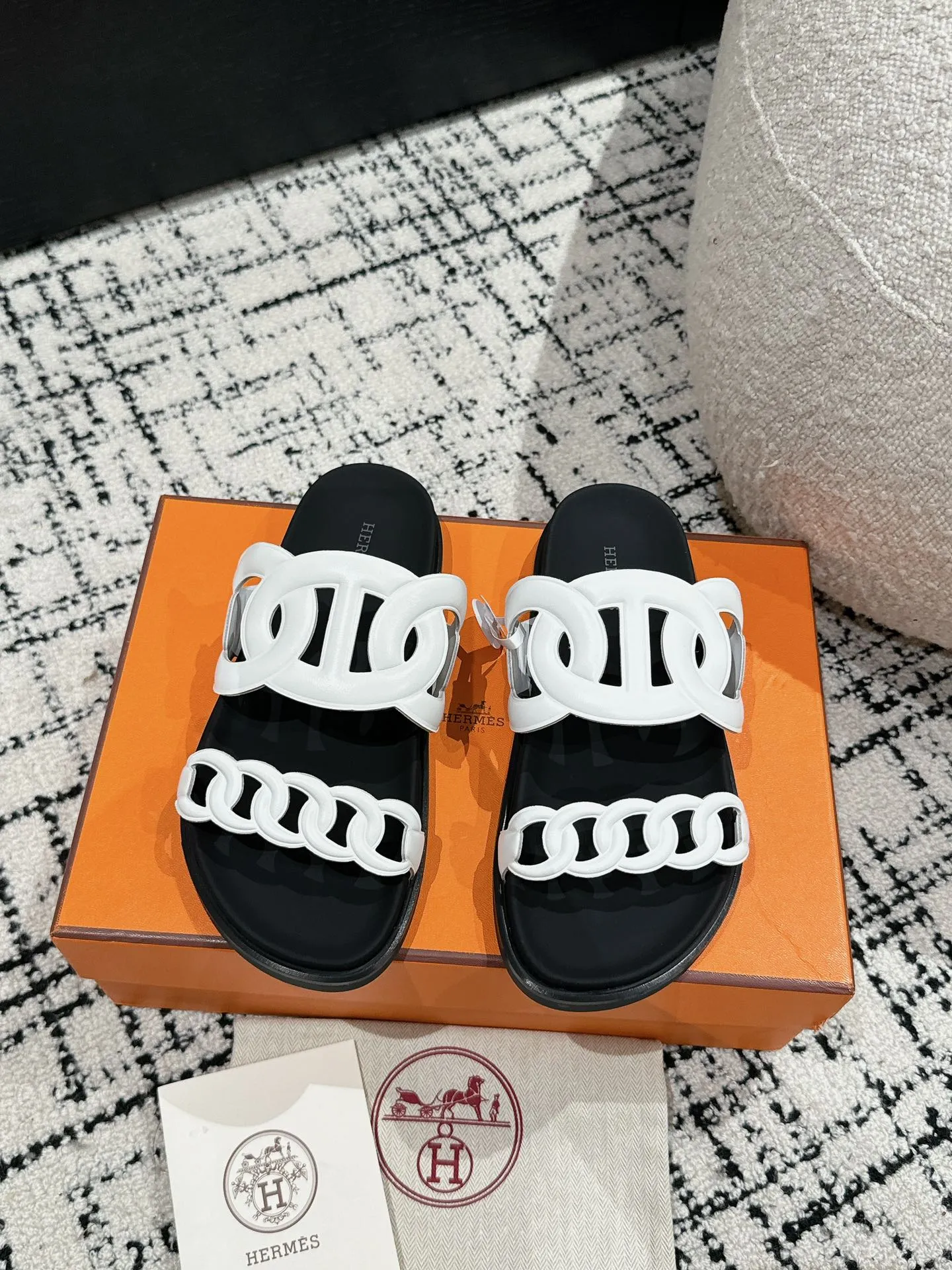 HERMES 新作豚鼻デザインの二舅ミュール ホワイト