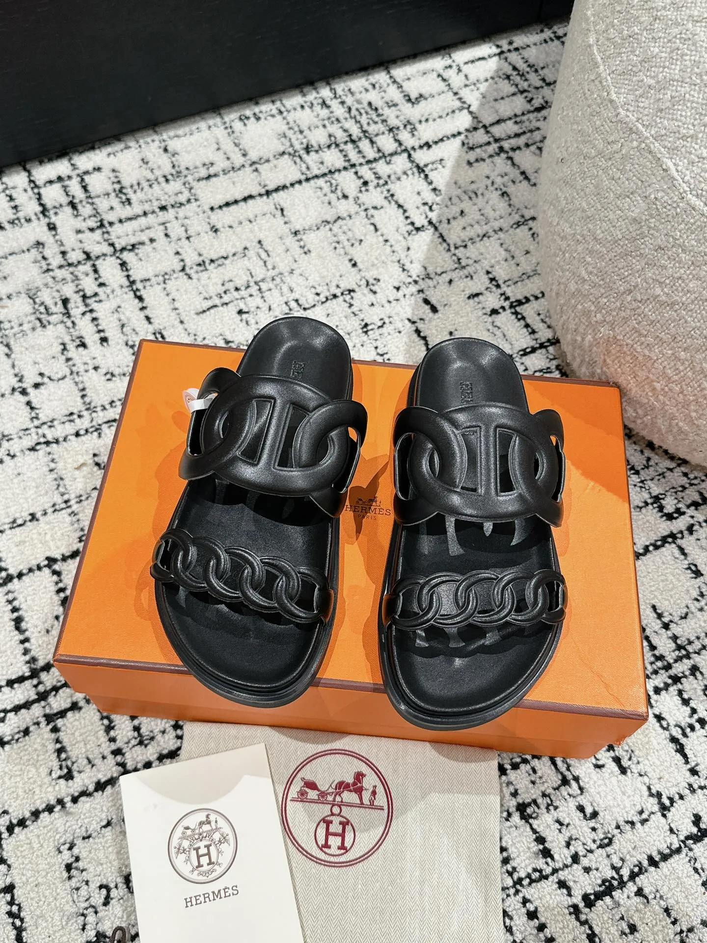 HERMES 愛馬仕 新作豚鼻デザインの二舅ミュール ブラック