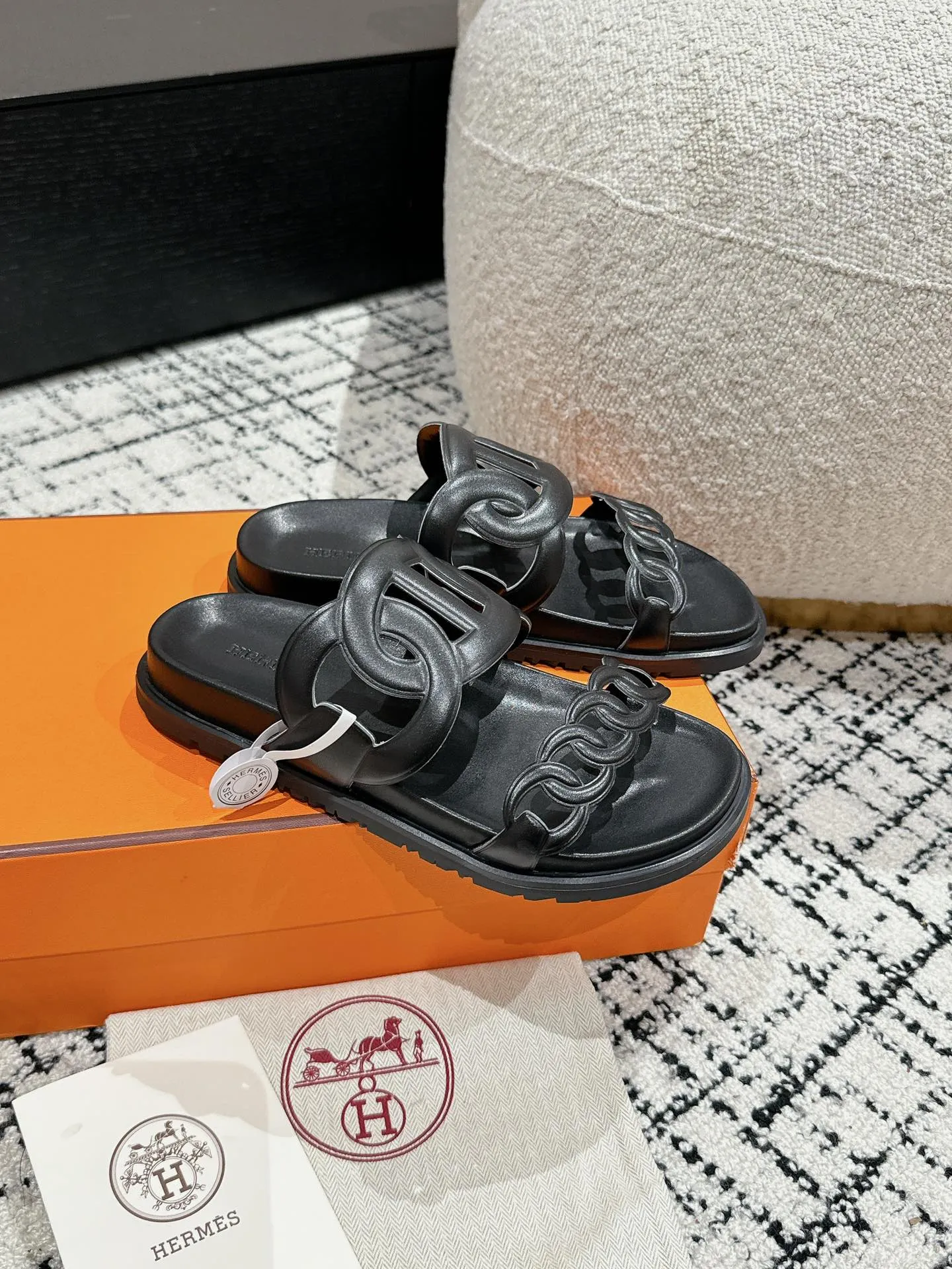 HERMES 愛馬仕 新作豚鼻デザインの二舅ミュール ブラック - 画像 (3)