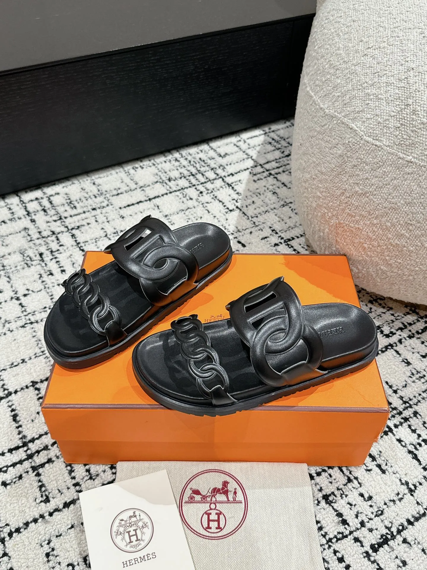 HERMES 愛馬仕 新作豚鼻デザインの二舅ミュール ブラック - 画像 (4)