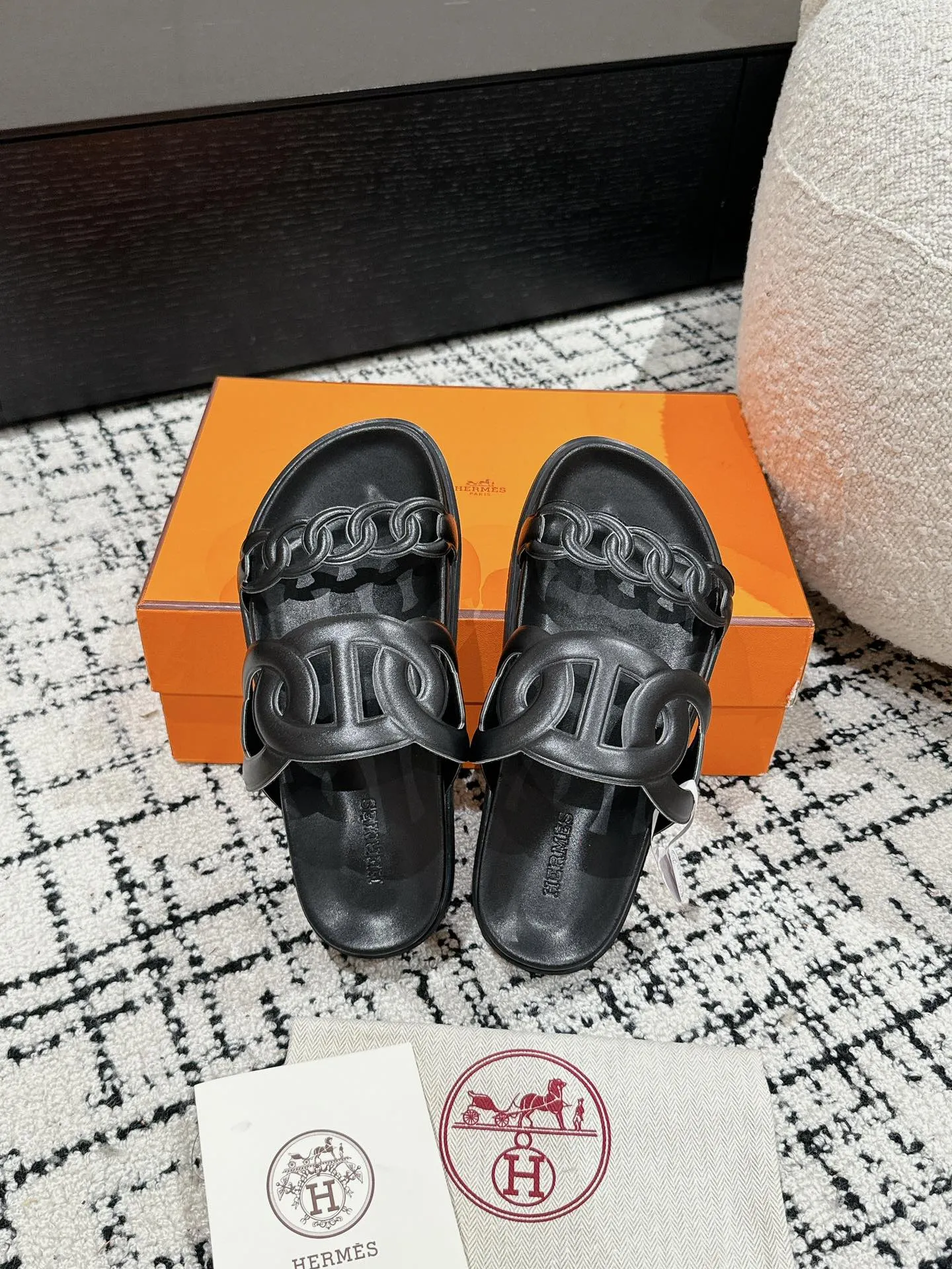 HERMES 愛馬仕 新作豚鼻デザインの二舅ミュール ブラック - 画像 (5)