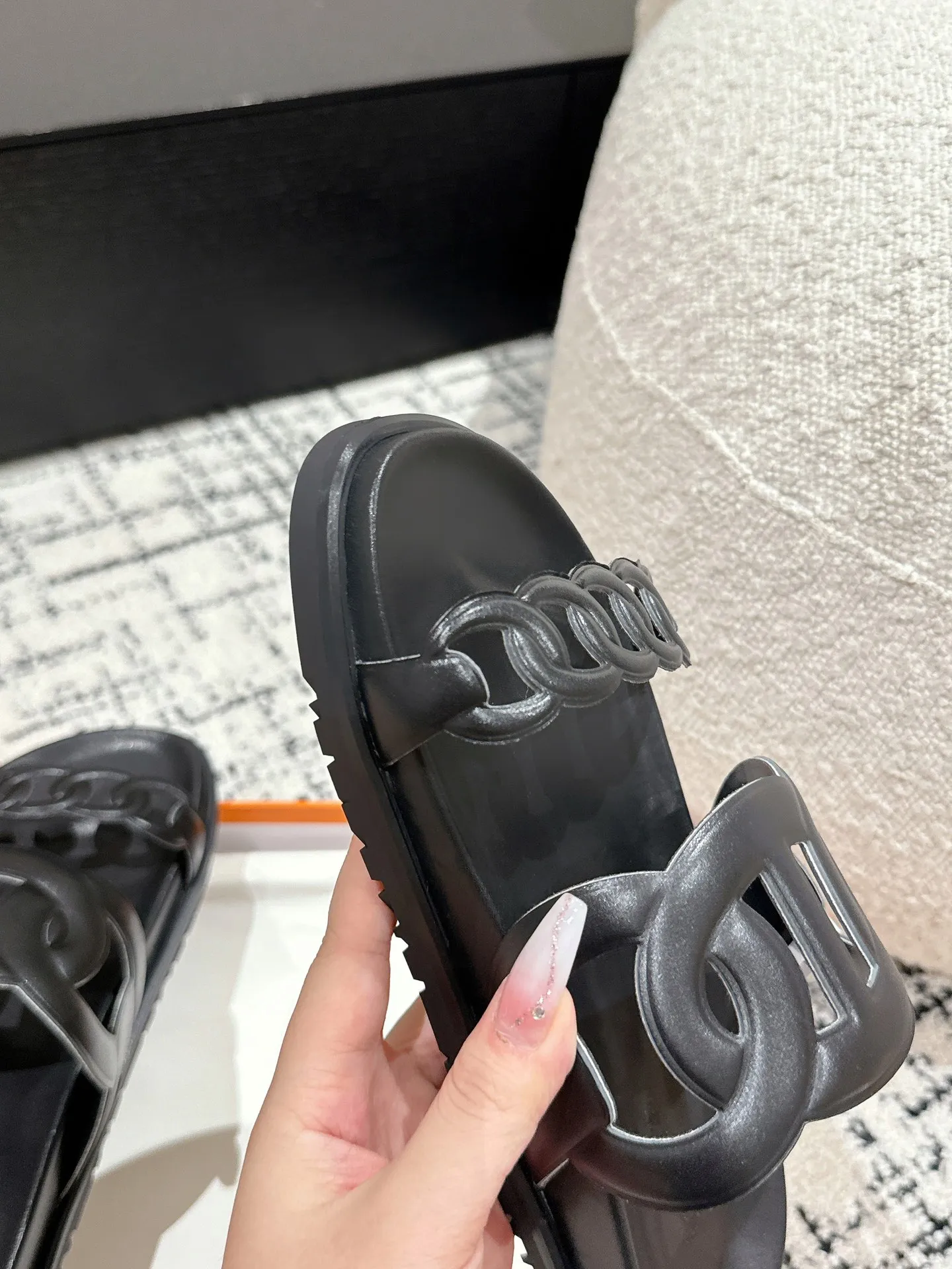 HERMES 愛馬仕 新作豚鼻デザインの二舅ミュール ブラック - 画像 (6)