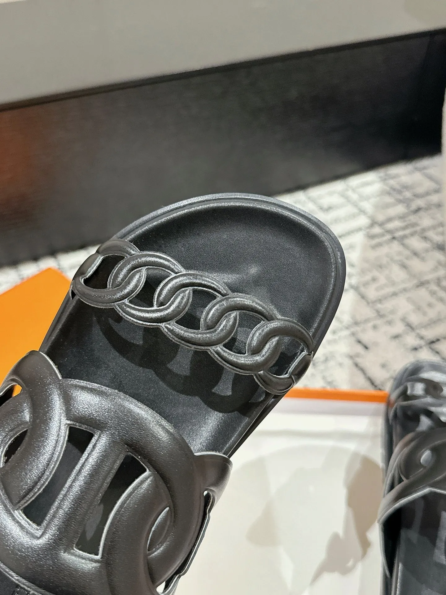 HERMES 愛馬仕 新作豚鼻デザインの二舅ミュール ブラック - 画像 (7)