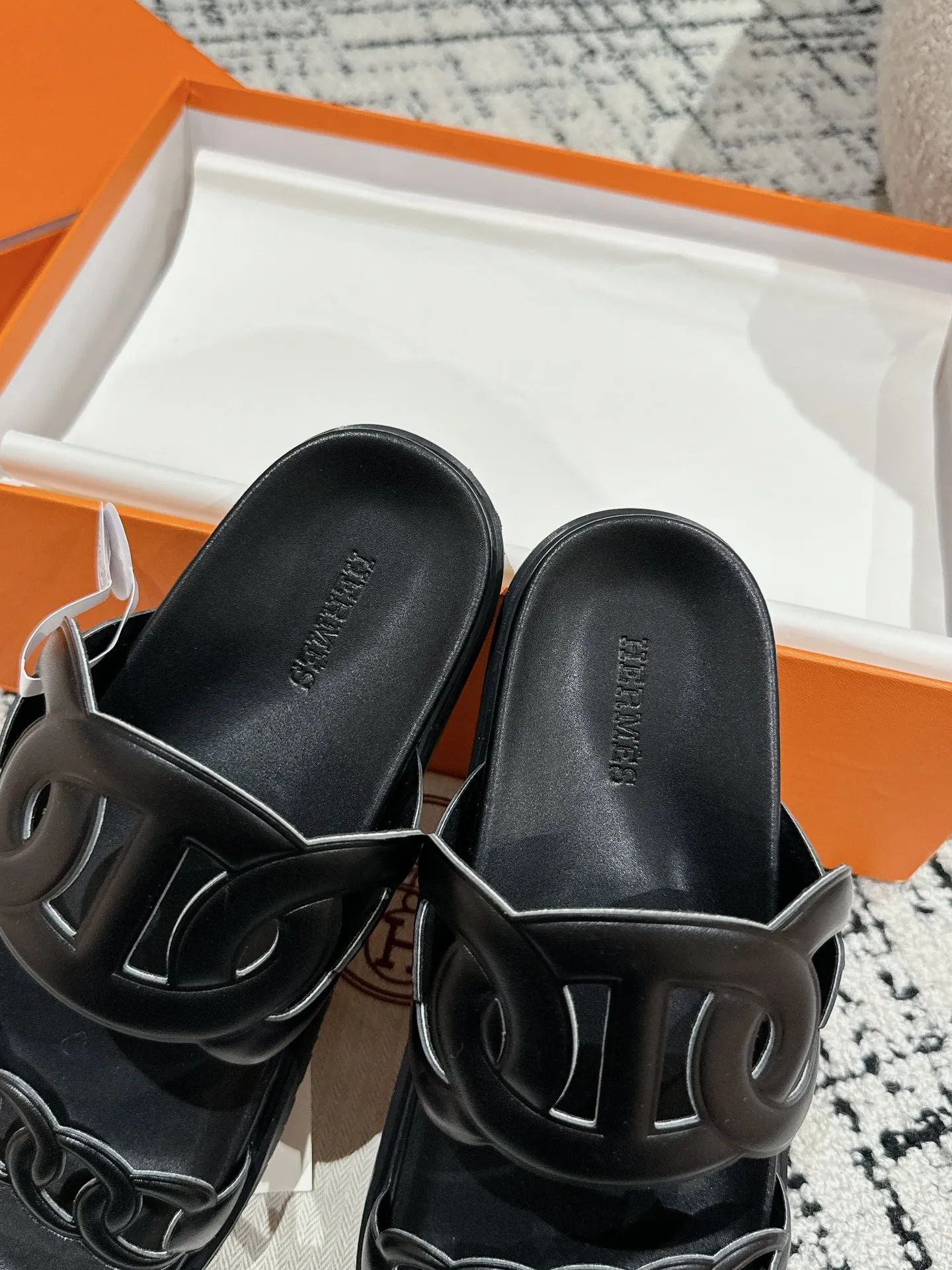 HERMES 愛馬仕 新作豚鼻デザインの二舅ミュール ブラック - 画像 (8)