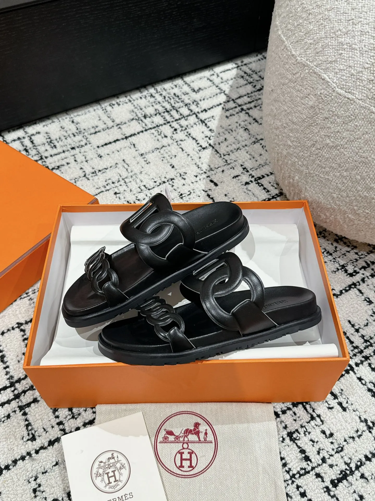 HERMES 愛馬仕 新作豚鼻デザインの二舅ミュール ブラック - 画像 (9)