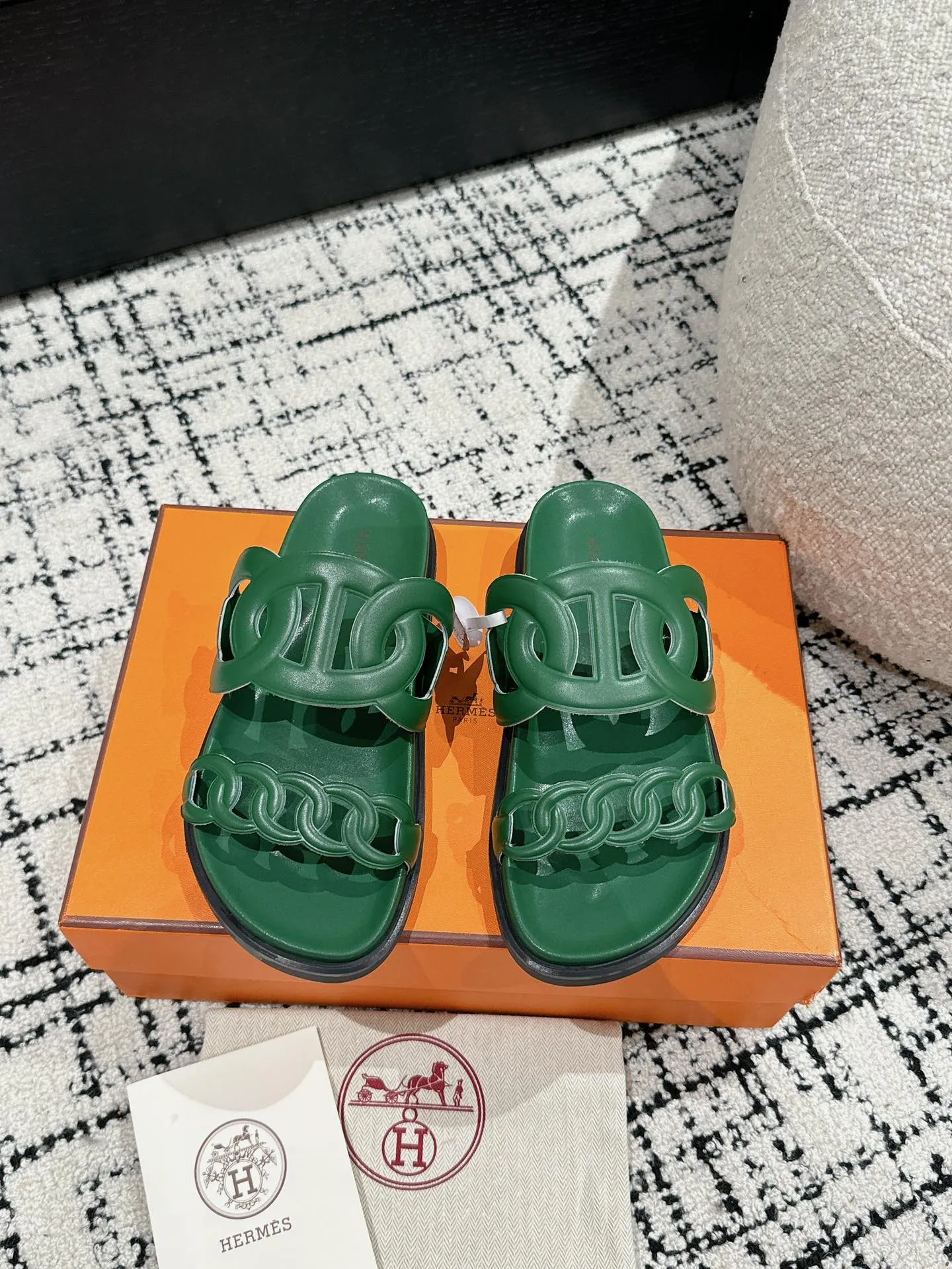 HERMES 新作豚鼻デザインの二舅ミュール 緑