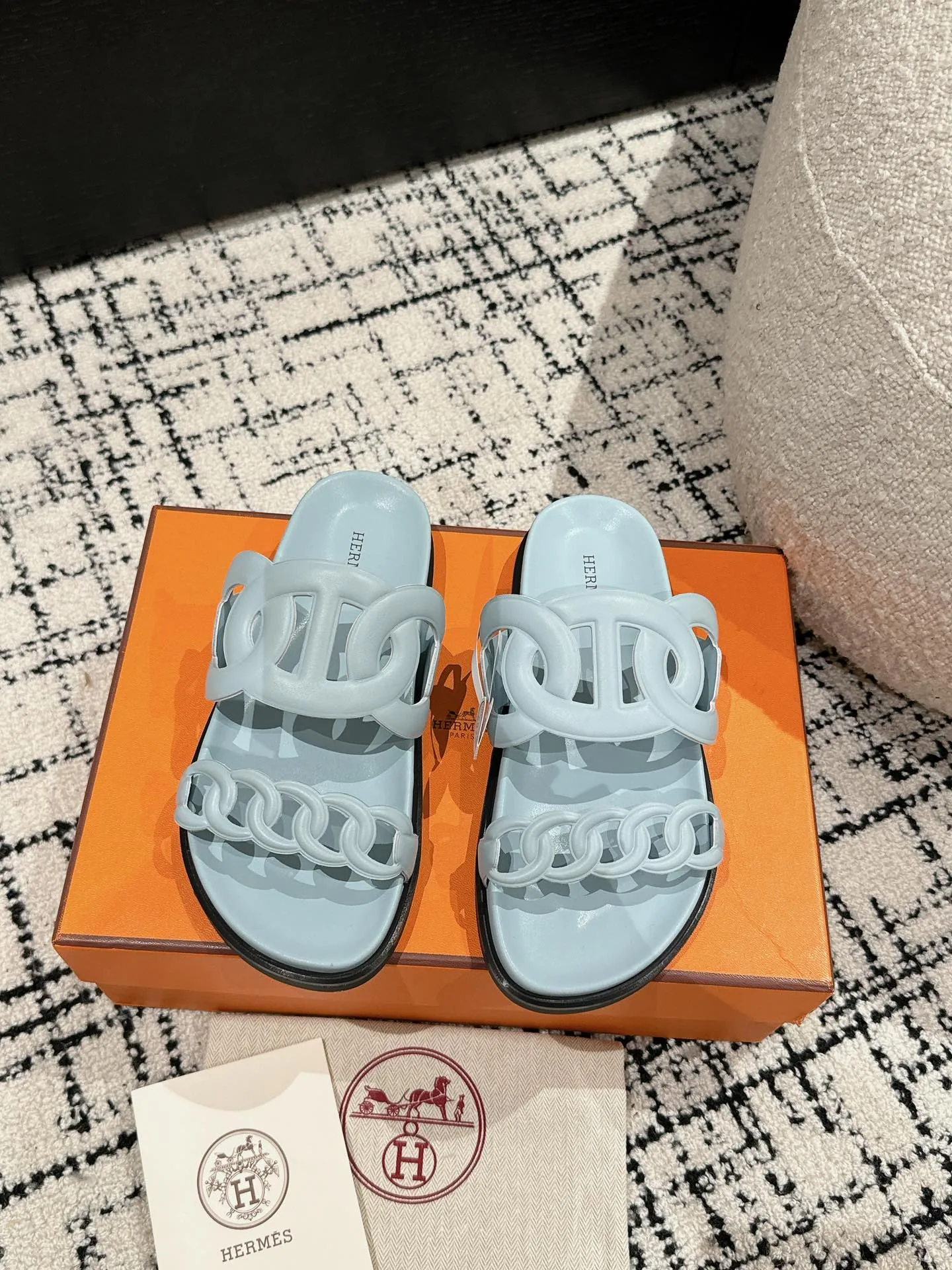 HERMES 新作豚鼻デザインの二舅ミュール ライトブルー